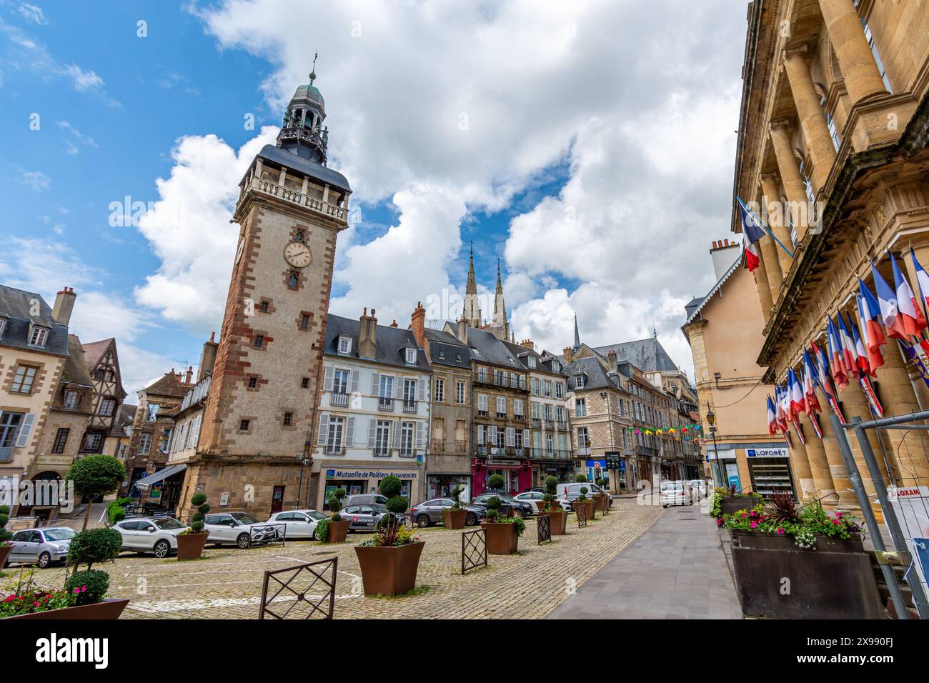 Moulins, Frankreich: Blick auf den Place de l'Hôtel-de-Ville mit dem Jacquemart-Turm, einem historischen Denkmal aus dem 15. Jahrhundert mit Uhr und Automaten Stockfoto