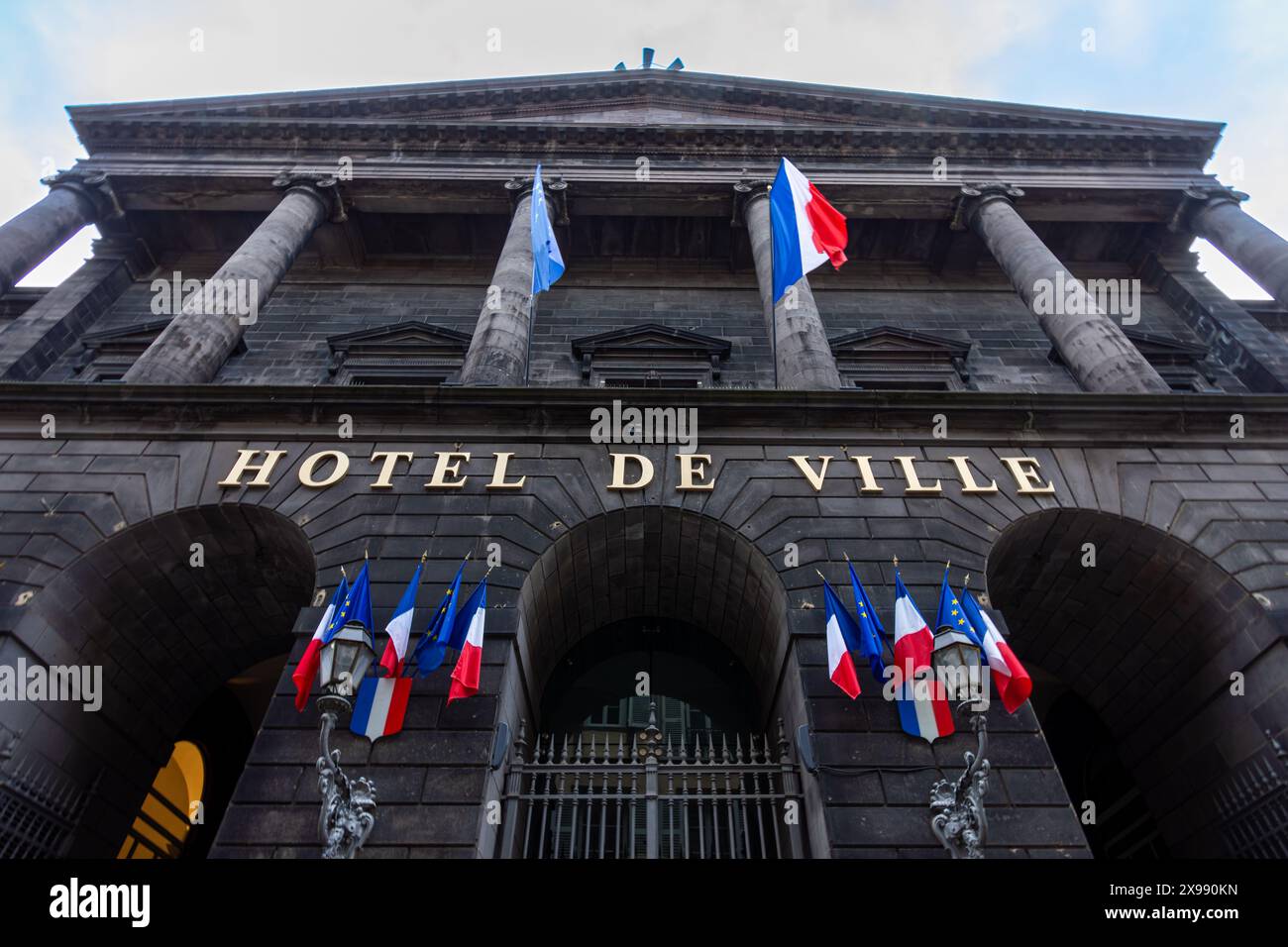 Außenansicht des Rathauses von Clermont-Ferrand, Frankreich, einer Stadt im Departement Puy-de-Rhône in der Region Auvergne-Dôme-Alpes Stockfoto