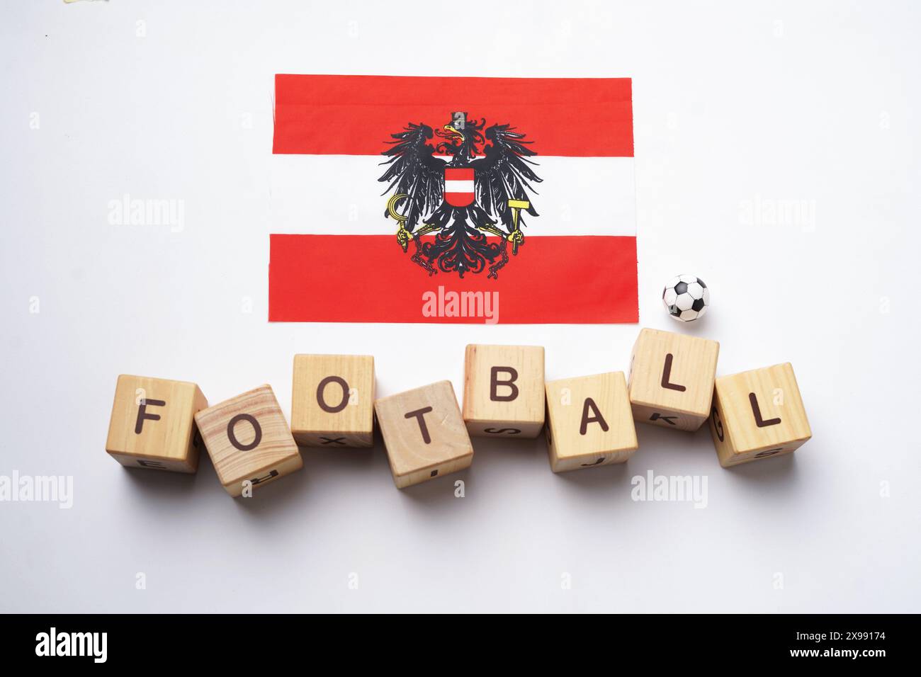 Österreichische Flagge mit Fußballtitel und weißem Hintergrund. Fußballkonzept Stockfoto