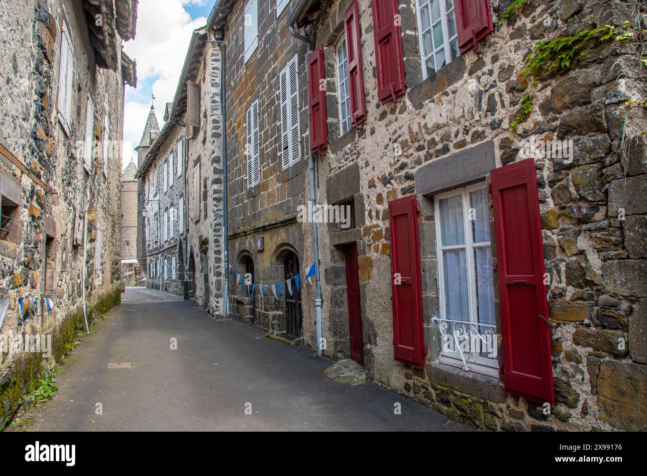 Malerische alte Straße in Salers, Frankreich. Salers ist ein mittelalterliches Dorf im französischen Departement Kantal in der Region Auvergne-Rhône-Alpes Stockfoto