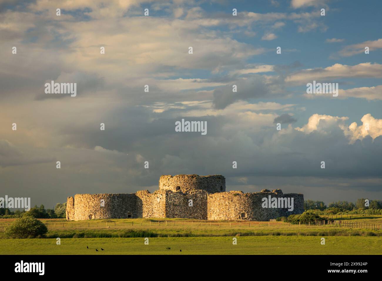 Camber Sands Castle wird am Abend in der goldenen Stunde in der Nähe von Rye East Sussex im Südosten Englands, Großbritannien, getaucht Stockfoto