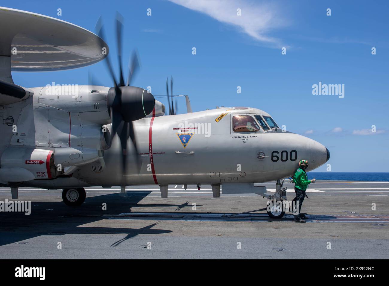 PHILIPPINE SEA (29. Mai 2024) Aviation Boatswain’s Mate (Launch/Recovery Equipment) Airman Lilly Phillips aus Indianapolis bereitet eine E-2D Hawkeye vor Stockfoto