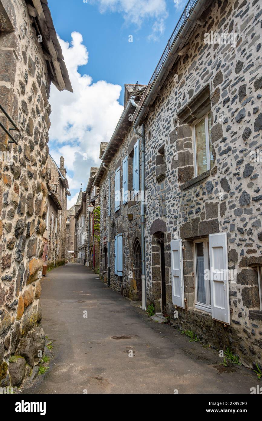 Malerische alte Straße in Salers, Frankreich. Salers ist ein mittelalterliches Dorf im französischen Departement Kantal in der Region Auvergne-Rhône-Alpes Stockfoto