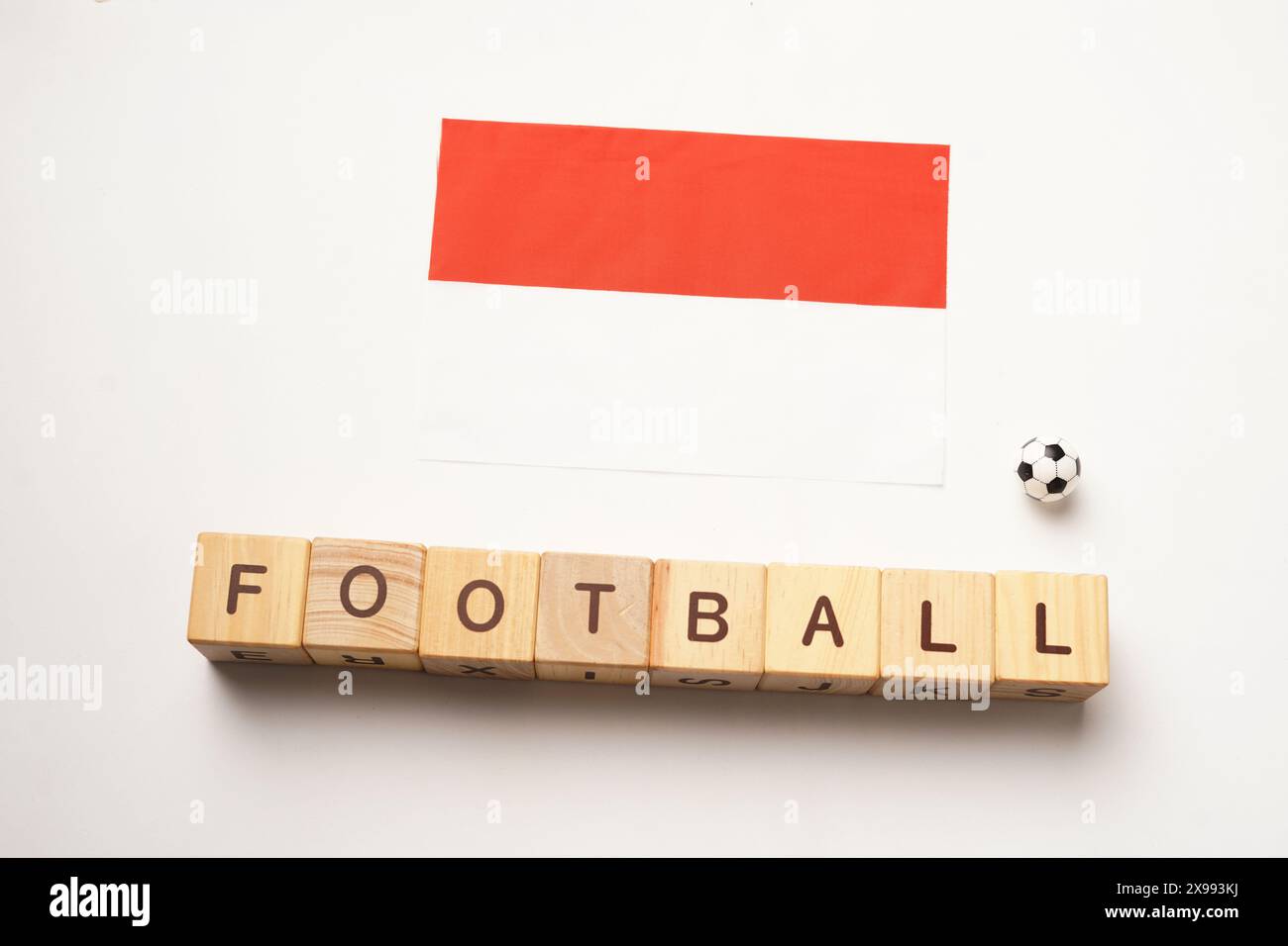 Indonesische Flagge mit Fußballtitel und weißem Hintergrund. Fußballkonzept Stockfoto