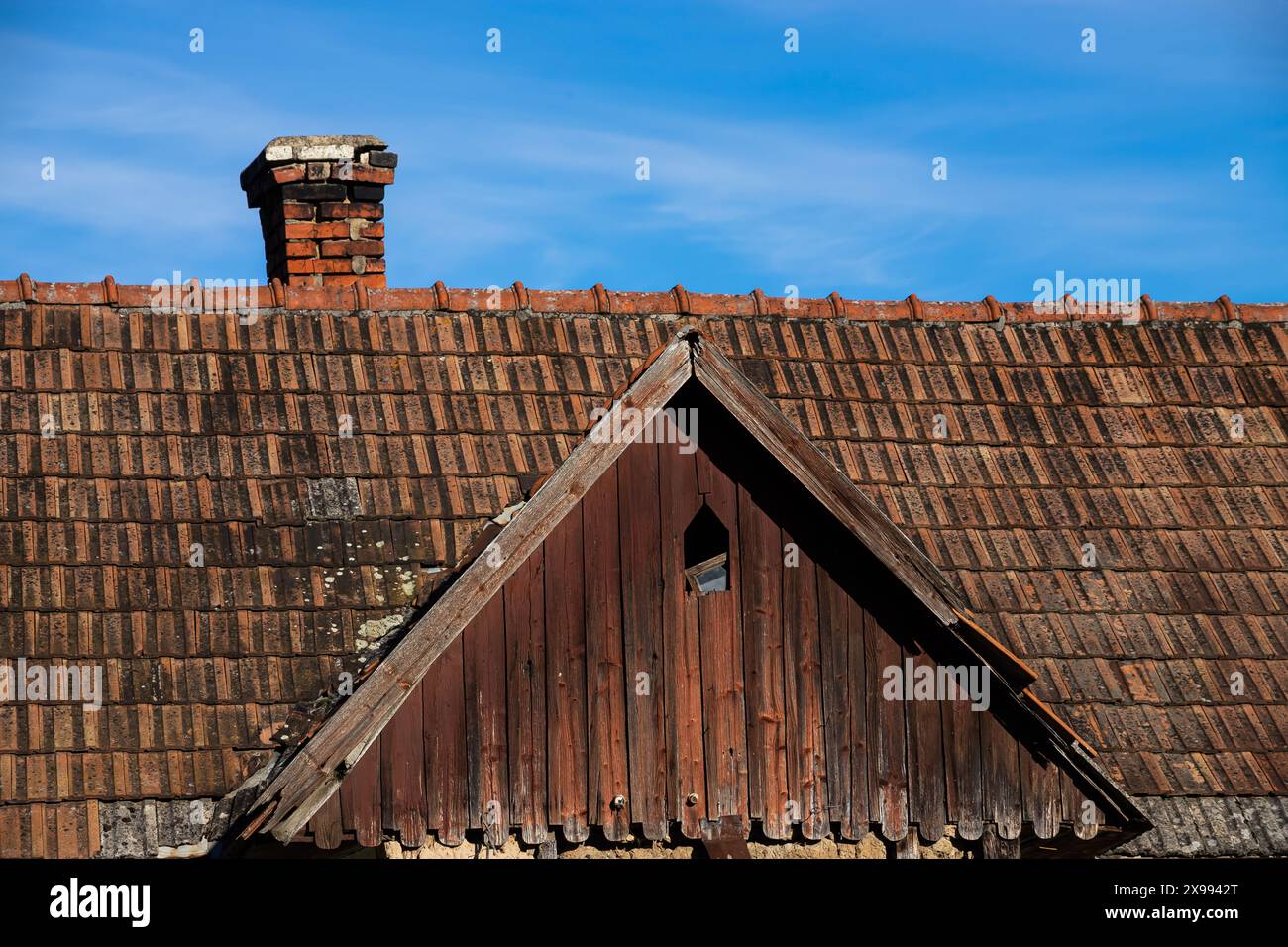 Nahtlose Dachstruktur von flachen roten Schindeln mit eingebetteten Linienmustern. Stockfoto