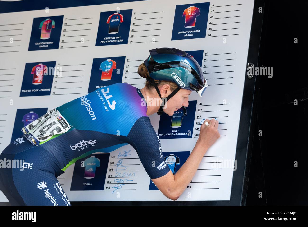 Fahrer von das Hutchinson Brother UK beim Ford RideLondon Classique Women's WorldTour Cycle Race Stage Two 2024 in Maldon, Essex. Alice Sharpe meldet sich an Stockfoto