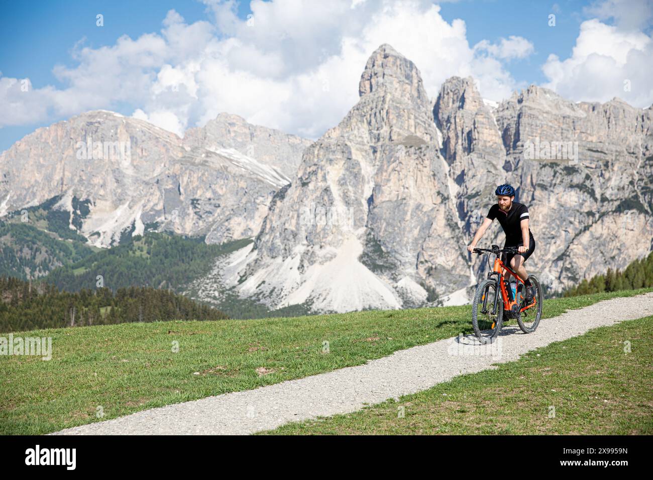 E-Biken in Alta Badia, Dolomiten, Italien Stockfoto