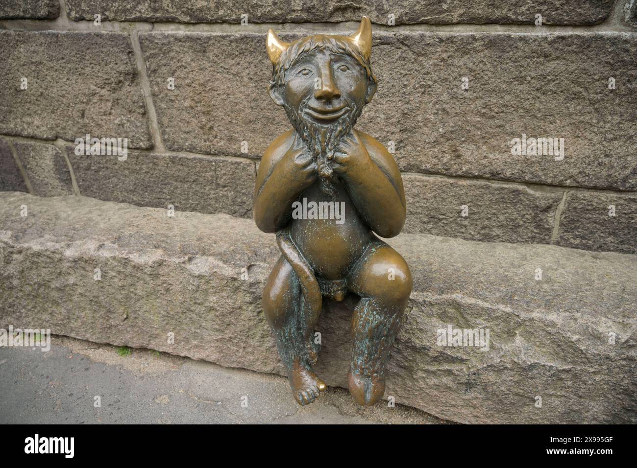 Teufelsfigur auf dem Teufelsstein, St. Marien Kirche, Marienkirchhof, Lübeck, Schleswig-Holstein, Deutschland *** Teufelsfigur auf dem Teufelsstein, Marienkirchhof, Lübeck, Schleswig Holstein, Deutschland Stockfoto