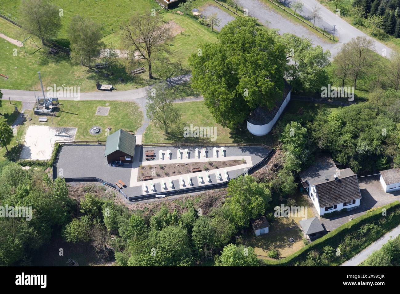 Luftbild, Pit-Pat Anlage Minigolf mit Billard, Kreuzweg Wenholthausen kulturelles Denkmal, historische Kapelle Heilig Kreuz mit denkmalgeschützter Linde, historische Sehenswürdigkeit, Wenholthausen, Eslohe, Sauerland, Nordrhein-Westfalen, Deutschland ACHTUNGxMINDESTHONORARx60xEURO *** Luftaufnahme, Pit Pat Course Minigolf mit Billard, Kreuzstationen Wenholthausen Kulturdenkmal, historische Kapelle des Heiligen Kreuzes mit denkmalgeschützter Linde, historische Sehenswürdigkeit, Wenholthausen, Eslohe, Sauerland, Nordrhein-Westfalen, Deutschland ATTENTIONxMINDESTHONORARx60xEURO Stockfoto