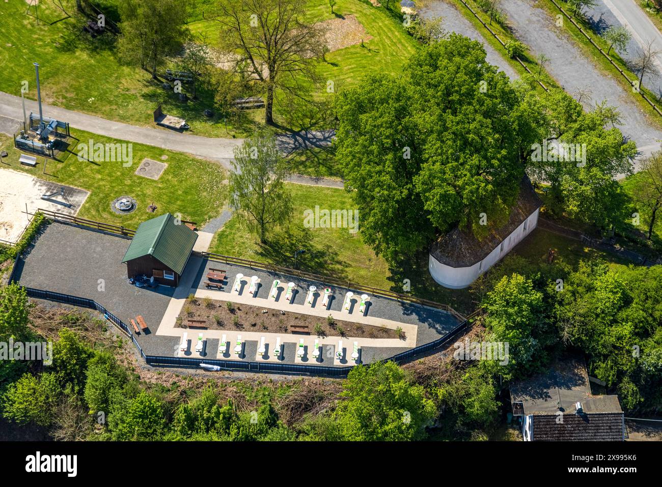 Luftbild, Pit-Pat Anlage Minigolf mit Billard, Kreuzweg Wenholthausen kulturelles Denkmal, historische Kapelle Heilig Kreuz mit denkmalgeschützter Linde, historische Sehenswürdigkeit, Wenholthausen, Eslohe, Sauerland, Nordrhein-Westfalen, Deutschland ACHTUNGxMINDESTHONORARx60xEURO *** Luftaufnahme, Pit Pat Course Minigolf mit Billard, Kreuzstationen Wenholthausen Kulturdenkmal, historische Kapelle des Heiligen Kreuzes mit denkmalgeschützter Linde, historische Sehenswürdigkeit, Wenholthausen, Eslohe, Sauerland, Nordrhein-Westfalen, Deutschland ATTENTIONxMINDESTHONORARx60xEURO Stockfoto