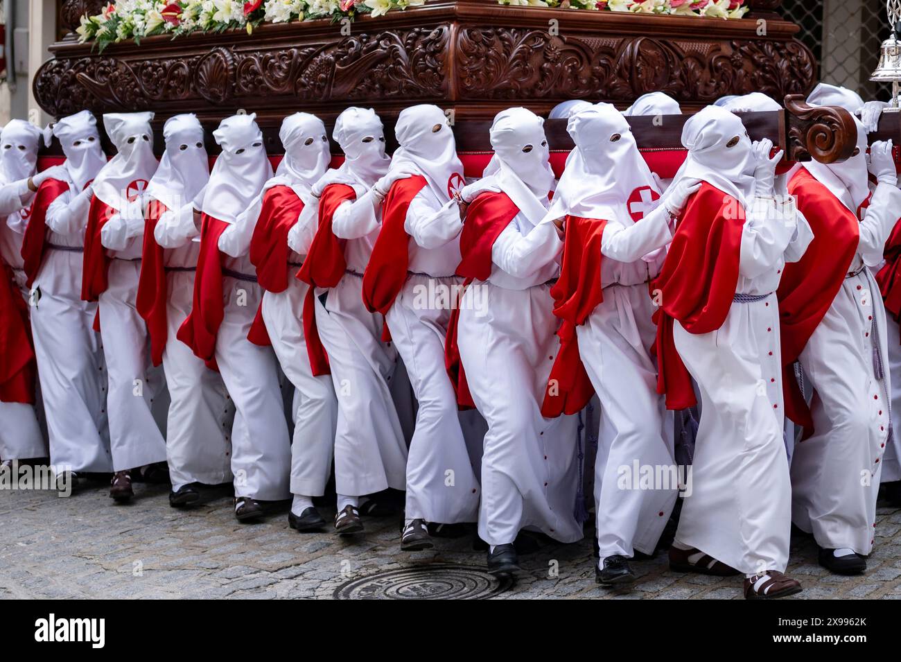 Pönitenten im Weißen und Roten Marsch zur feierlichen Karwoche Stockfoto