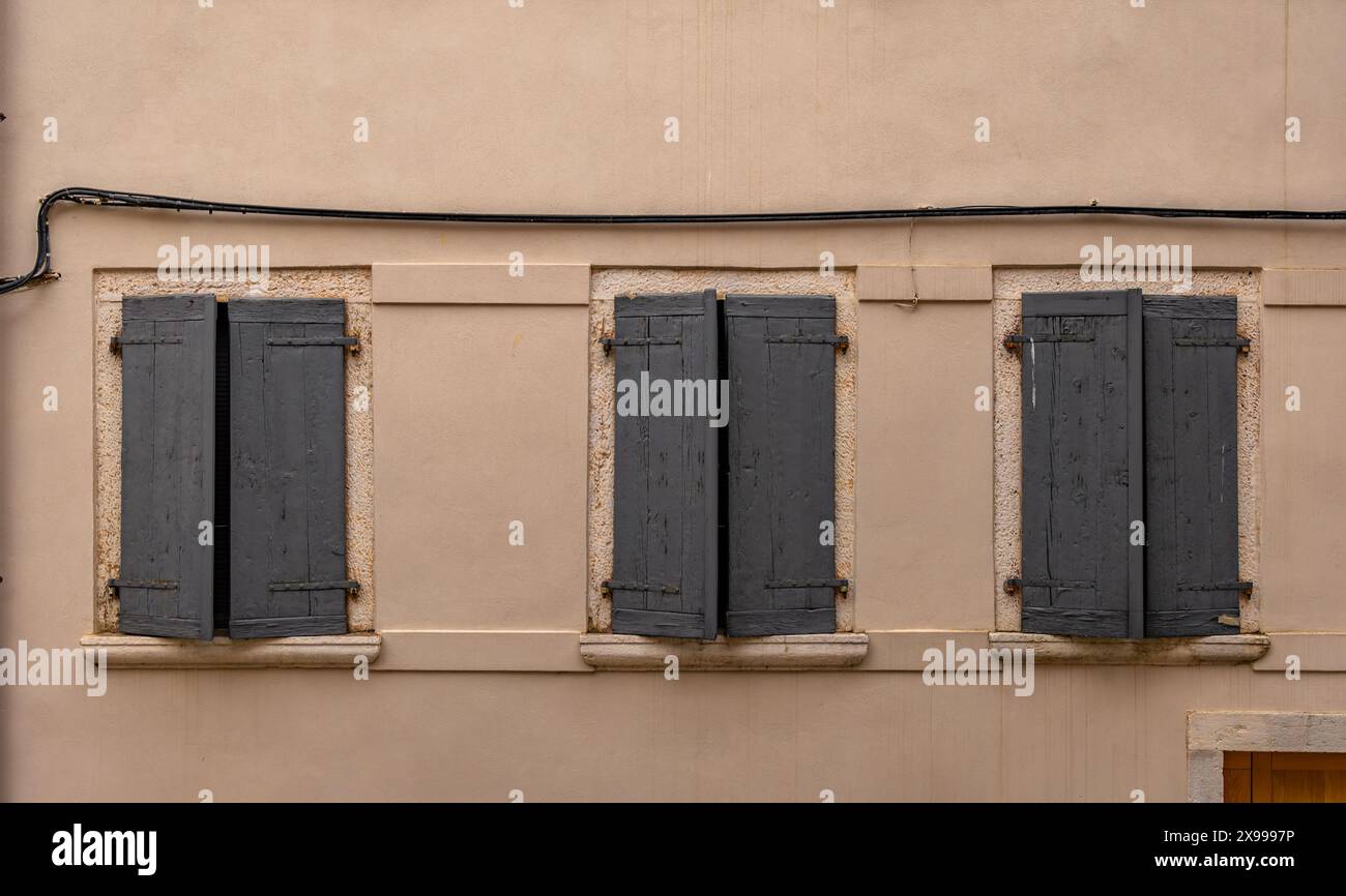 Fenster in einem alten mittelalterlichen Gefängnisgebäude Stockfoto