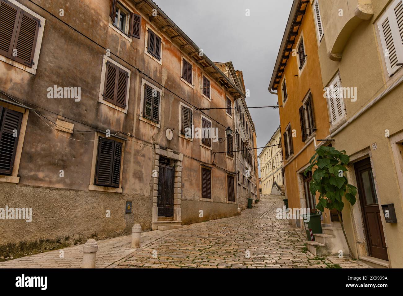 Die Stadt der Liebhaber, die engen bunten Straßen von Rovinj Kroatien Stockfoto