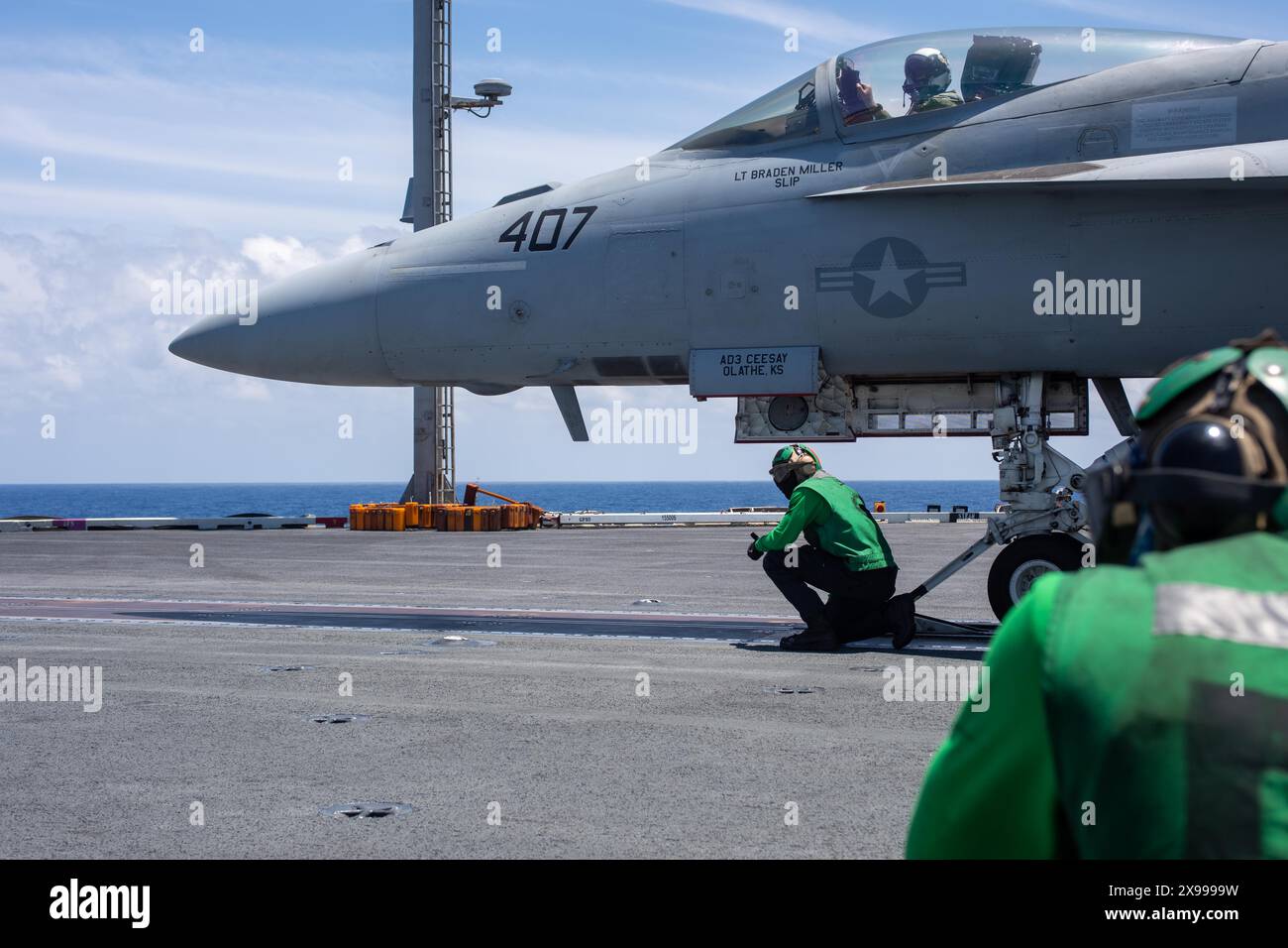 Philippine Sea, Usa. Mai 2024. Ein Start- und Bergungssegler der US Navy überprüft den Startgurt eines F/A-18E Super Hornet Kampfflugzeugs, das an der Dambusters of Strike Fighter Squadron 195 befestigt ist, bevor er am 29. Mai 2024 auf dem Flugdeck des Flugzeugträgers USS Ronald Reagan in der Philippinischen See startet. Foto: MC2 Evan Mueller/US Navy Photo/Alamy Live News Stockfoto