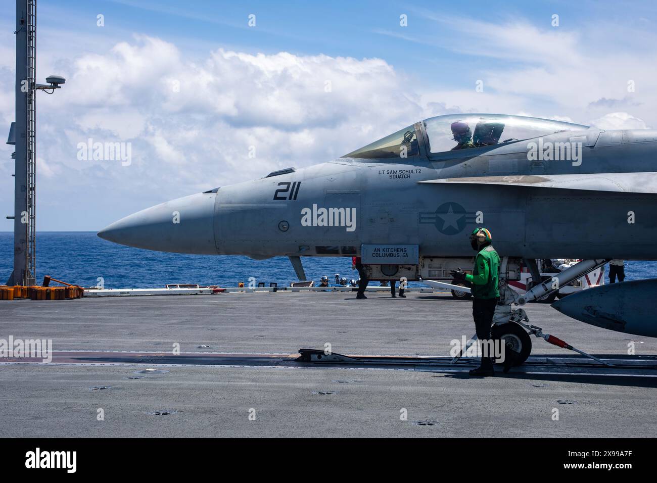 Philippine Sea, Usa. 29. Mai 2024. Ein Start- und Bergungssegler der US Navy überprüft das Katapultband eines F/A-18E Super Hornet Jagdflugzeugs, das an der Royal Maces of Strike Fighter Squadron 27 befestigt ist, bevor er am 29. Mai 2024 auf dem Flugdeck des Flugzeugträgers USS Ronald Reagan der Nimitz-Klasse startet. in der Philippinischen See. Foto: MC2 Evan Mueller/US Navy Photo/Alamy Live News Stockfoto