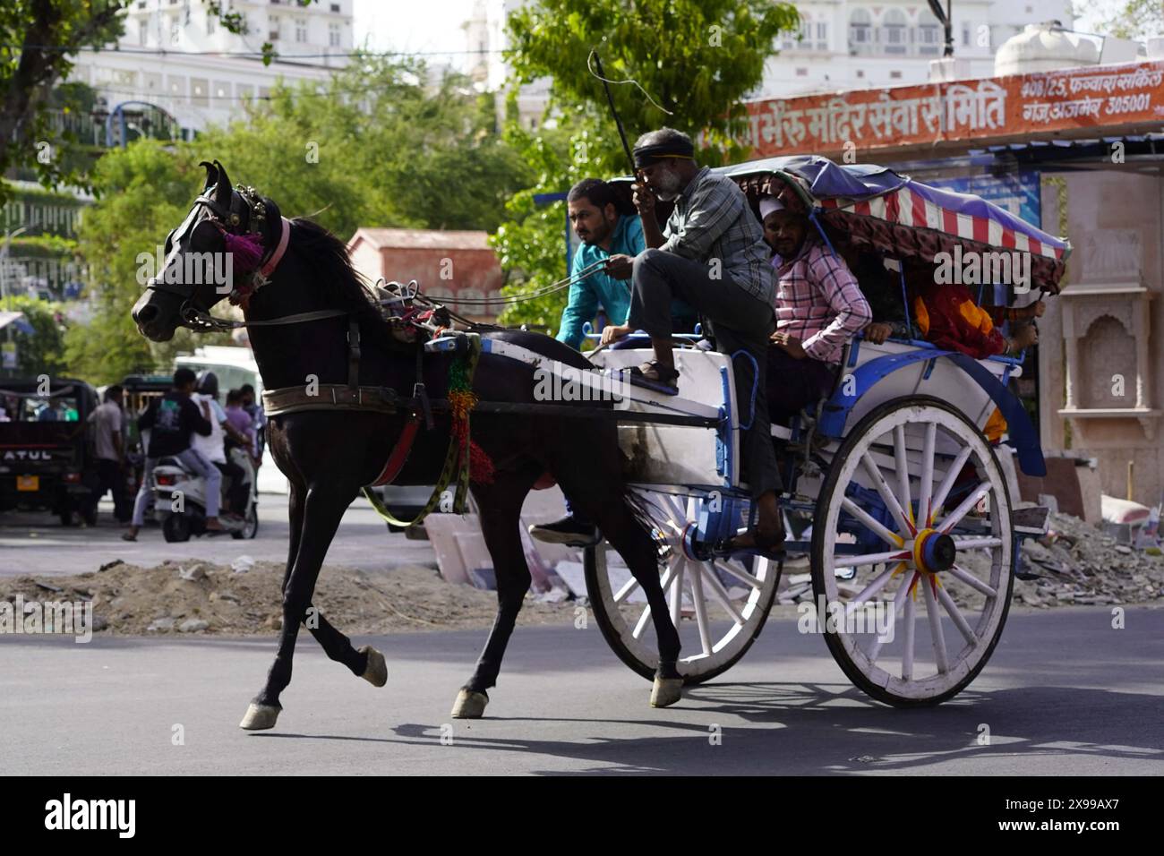 Ajmer, Rajasthan, Indien am 29. Mai 2024. Die Indianer sehen sich am 29. Mai 2024 in Ajmer, Rajasthan, Indien, einem heißen Sommertag gegenüber. Die Menschen in ganz Nordindien schwelgen inmitten einer unerbittlichen Hitzewelle, während Teile der Region, einschließlich Delhi, Temperaturen von bis zu 50 °C erreicht haben Indiens Wetterbehörde geht davon aus, dass die hohen Temperaturen in Nordindien für die nächsten Tage anhalten werden, da mehrere bundesstaaten in Hochalarmierung geraten sind. Das Wetterbüro stellte am Dienstag fest, dass die Temperaturen in vielen Gebieten der Hauptstadt Delhi um neun Grad höher stiegen als erwartet, die Temperaturen von 49,9°C. Foto von Stockfoto