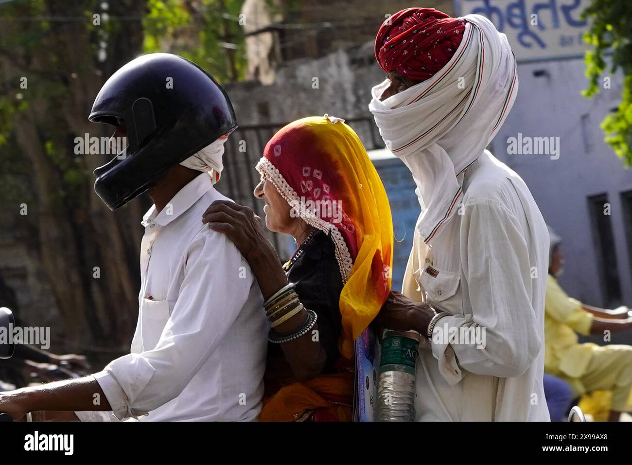 Ajmer, Rajasthan, Indien am 29. Mai 2024. Die Indianer sehen sich am 29. Mai 2024 in Ajmer, Rajasthan, Indien, einem heißen Sommertag gegenüber. Die Menschen in ganz Nordindien schwelgen inmitten einer unerbittlichen Hitzewelle, während Teile der Region, einschließlich Delhi, Temperaturen von bis zu 50 °C erreicht haben Indiens Wetterbehörde geht davon aus, dass die hohen Temperaturen in Nordindien für die nächsten Tage anhalten werden, da mehrere bundesstaaten in Hochalarmierung geraten sind. Das Wetterbüro stellte am Dienstag fest, dass die Temperaturen in vielen Gebieten der Hauptstadt Delhi um neun Grad höher stiegen als erwartet, die Temperaturen von 49,9°C. Foto von Stockfoto