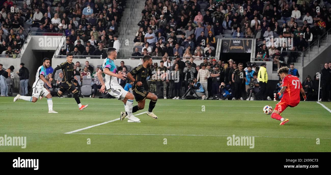 29. Mai 2024: MLS-Major League Soccer – LAFC-Stürmer Denis Bouanga lässt seinen Schuss von Minnesota United Dayne St Clair in der zweiten Spielhälfte ablenken, als LAFC Minnesota United mit 2:0, BMO Stadium, Los Angeles, CA, USA, besiegte. Mai 2024.Credit Image cr Scott Mitchell/ZUMA Press (Credit Image: © Scott Mitchell/ZUMA Press Wire) NUR REDAKTIONELLE VERWENDUNG! Nicht für kommerzielle ZWECKE! Stockfoto