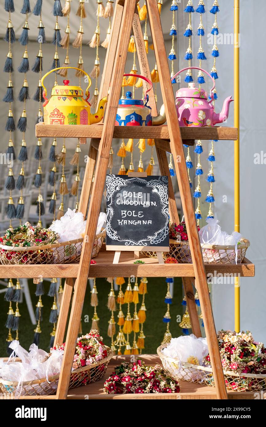 Die Hindu-Hochzeit bevorzugt farbenfrohe Armbänder, Haarschmuck und dekorative Blumen und Perlen um ein Hindi-Schild über die Bedeutung von Armreif Stockfoto