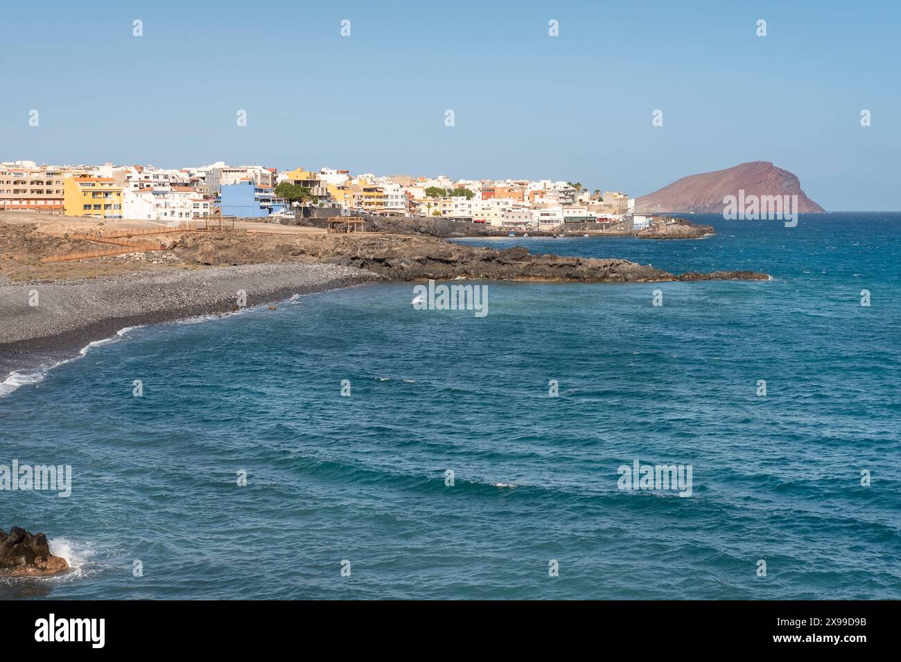 Blick auf die Küste des kleinen Fischerdorfes Los Abrigos aus San Blas nahe gelegenes Resort mit dem Atlantischen Ozean im Vordergrund und Montana Roja Stockfoto