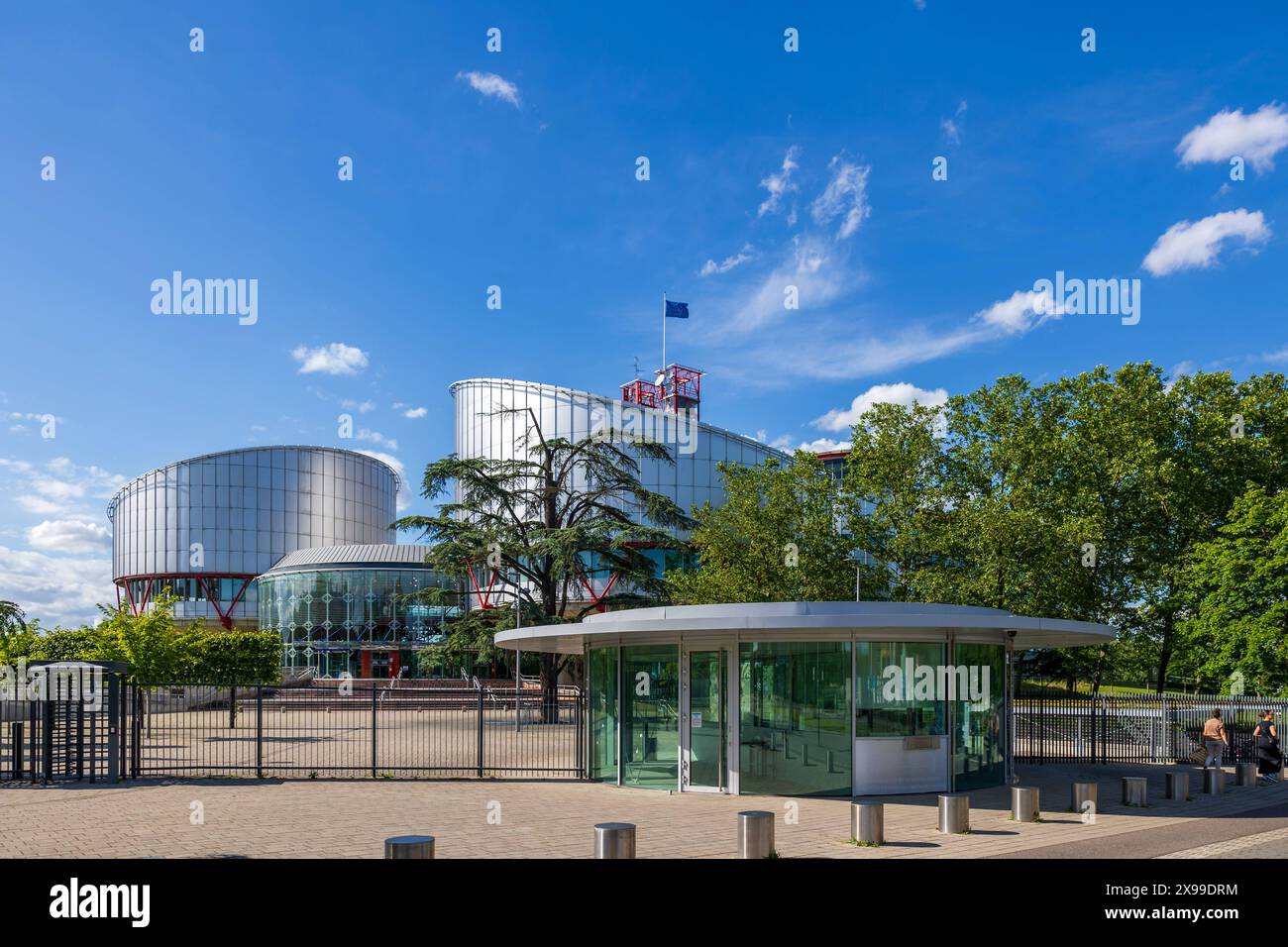 Europäischer Gerichtshof für Menschenrechte EGMR der Eingang zum Europäischen Gerichtshof für Menschenrechte in Straßburg, wo über Grundrechte, Gerechtigkeit und Rechtssicherheit entschieden wird. Der EGMR, eine Institution des Europarates, wacht über die Einhaltung der Menschenrechtskonvention. Straßburg Robertsau Sud Ouest Bas-Rhin Frankreich *** Europäischer Gerichtshof für Menschenrechte EMRK der Beitritt zum Europäischen Gerichtshof für Menschenrechte in Straßburg, wo Entscheidungen über Grundrechte, Justiz und Rechtssicherheit getroffen werden die EMRK, eine Institution des Europarats, überwacht die Einhaltung Stockfoto