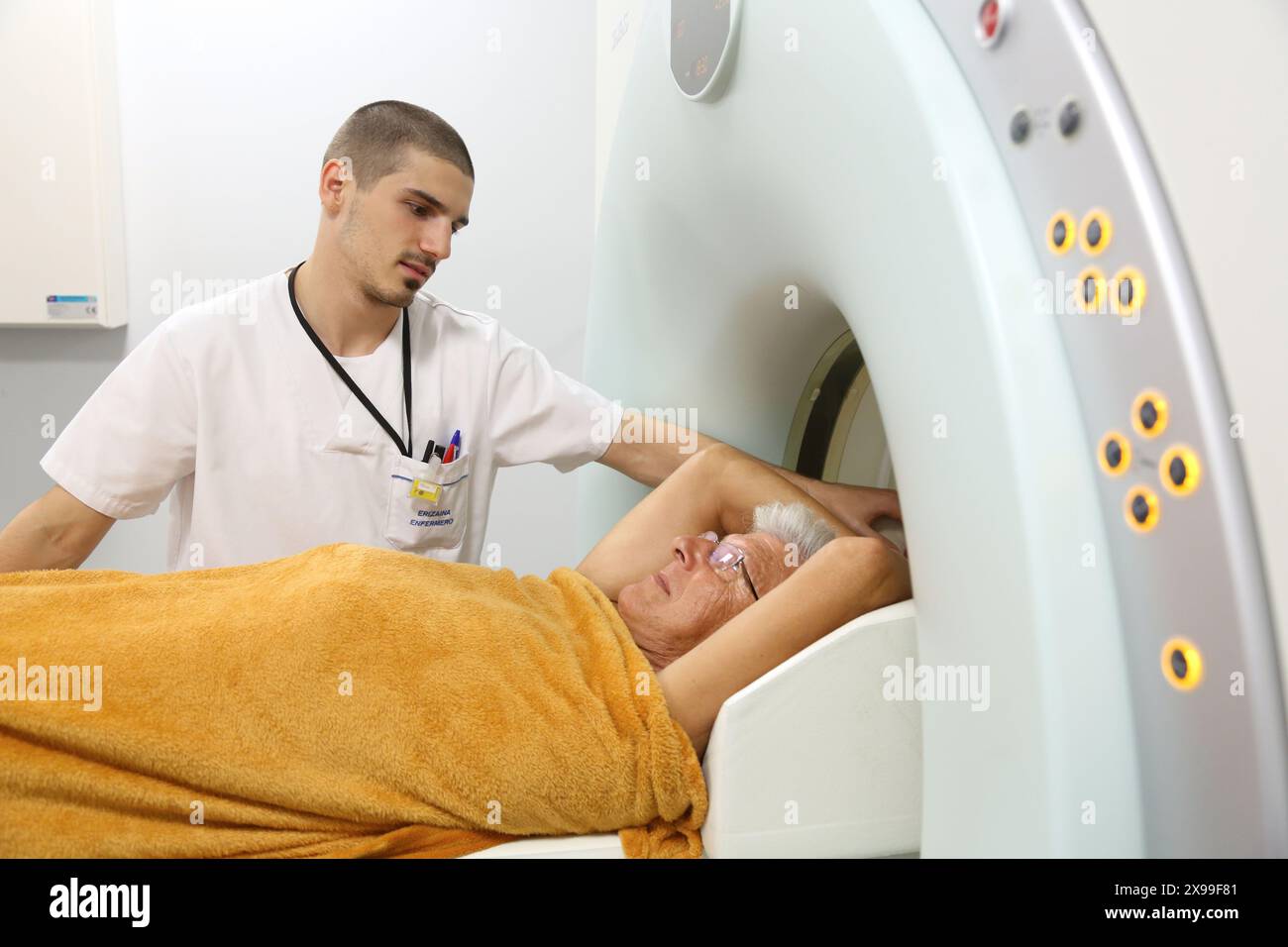 PET-CT Siemens Biograph, kombinierte Apparatur für Positronen-Emissions-Tomographie PET und Röntgen-Computertomographie CT, Nuklearmedizin, Onkologikoa Hospital, Oncology Institute, Case Center for Prevention, Diagnostics and treatment of Cancer, Donostia, San Sebastian, Gipuzkoa, Baskenland, Spanien. Stockfoto