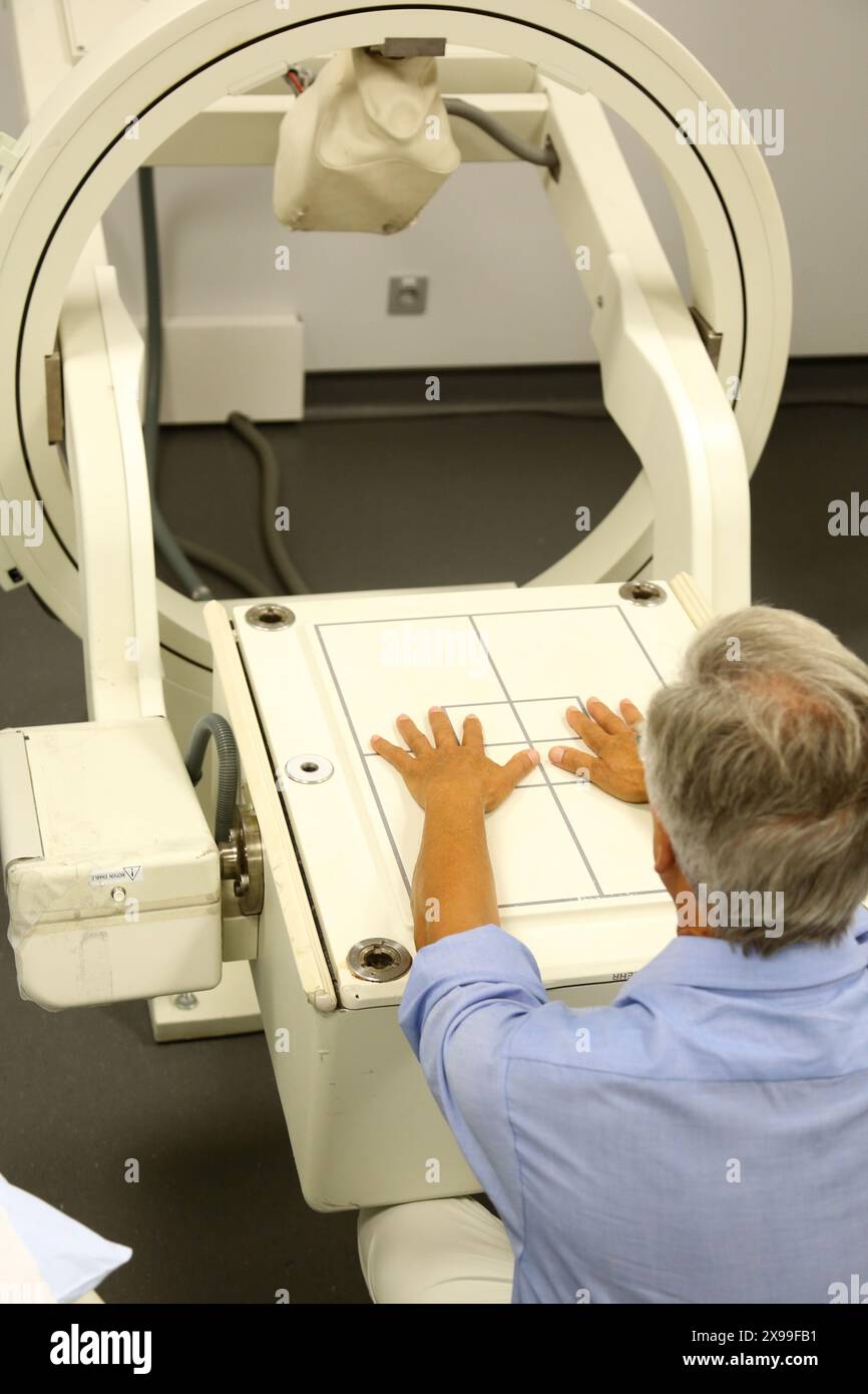 Handszintigraphie, Szintigraphie ist eine Form des diagnostischen Tests, der in der Nuklearmedizin verwendet wird, wobei Radioisotope intern genommen werden und die emittierte Strahlung von externen Detektoren Gammakameras erfasst wird, um zweidimensionale Bilder zu bilden, während SPECT- und Positronen-Emissions-Tomographie PET dreidimensionale Bilder bilden; und sind daher als separate Techniken zur Szintigraphie klassifiziert, obwohl sie auch Gammakameras verwenden, um interne Strahlung zu erkennen, Nuklearmedizin, Onkologikoa Hospital, Oncology Institute, Case Center für Prävention, Diagnose und Behandlung von Krebs, Donostia, San Sebasti Stockfoto