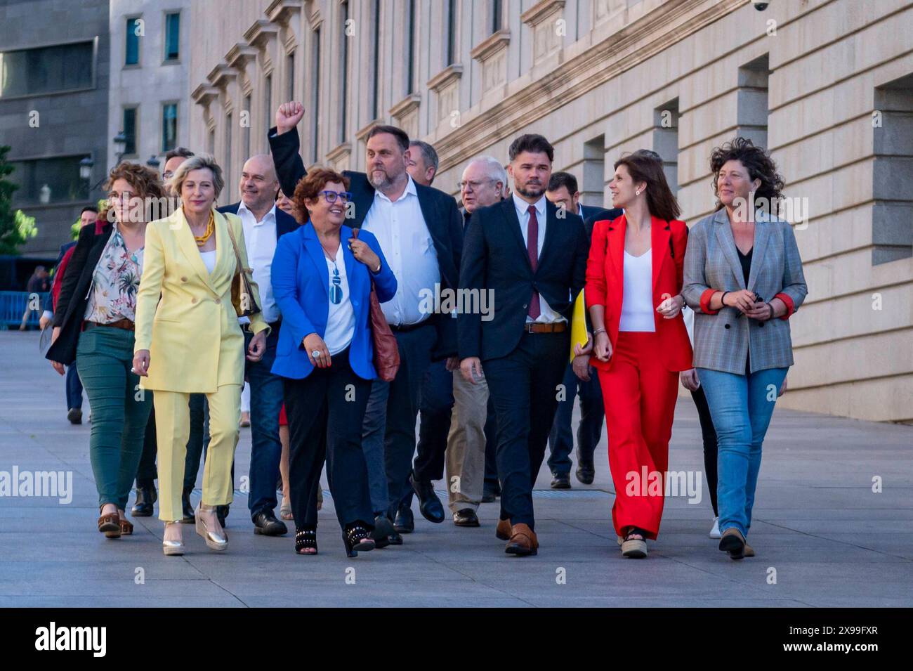 Spanische Politik 2024: Amnestiegesetz für Katalonien Debatte auf dem Kongress der Abgeordnetenabgeordneten Mitglieder der parlamentarischen Fraktionen des ERC und Junts per Catalunya mit seinen Führern Oriol Junqueras CL und Gabriel Rufian CR sahen, wie sie auf dem Kongress zur abschließenden Debatte über die Verabschiedung des Amnestiegesetzes für Katalonien im Kongress ankommen das Organgesetz der Amnestie für die Normalisierung in Katalonien resultierte aus den Vereinbarungen, die die PSOE mit dem ERC und Junts im Austausch für die Unterstützung der Unabhängigkeitsparteien für Premierminister Pedro Sanchez Investiture Madrid Abgeordnetenkongress Madrid Spanien Copyri geschlossen hatte Stockfoto