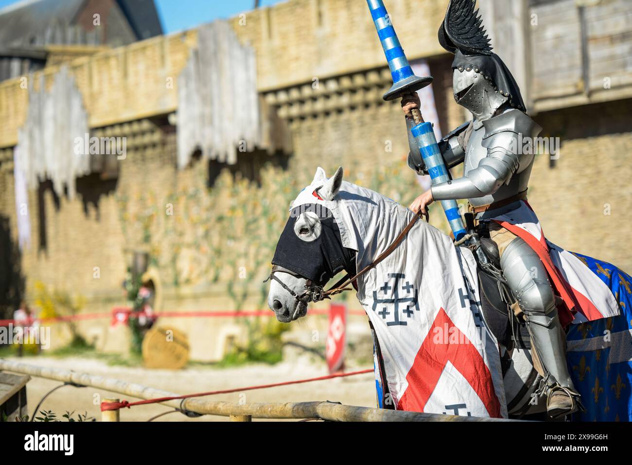 Les Epesses - Frankreich - 9. Mai 2024: Blick auf eine mittelalterliche Kavallerie-Show im Puy du Fou Vergnügungspark, der zum besten Vergnügungspark der Welt gewählt wurde. Stockfoto