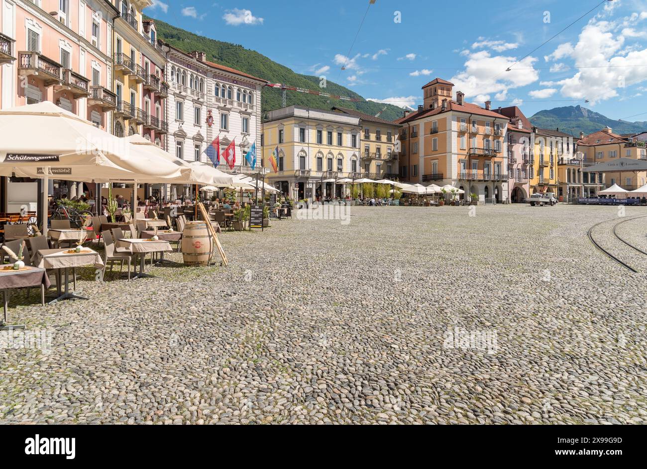 Locarno, Tessin, Schweiz - 27. Mai 2024: Blick auf die berühmte Piazza Grande mit typischen Arkaden im historischen Zentrum von Locarno. Stockfoto