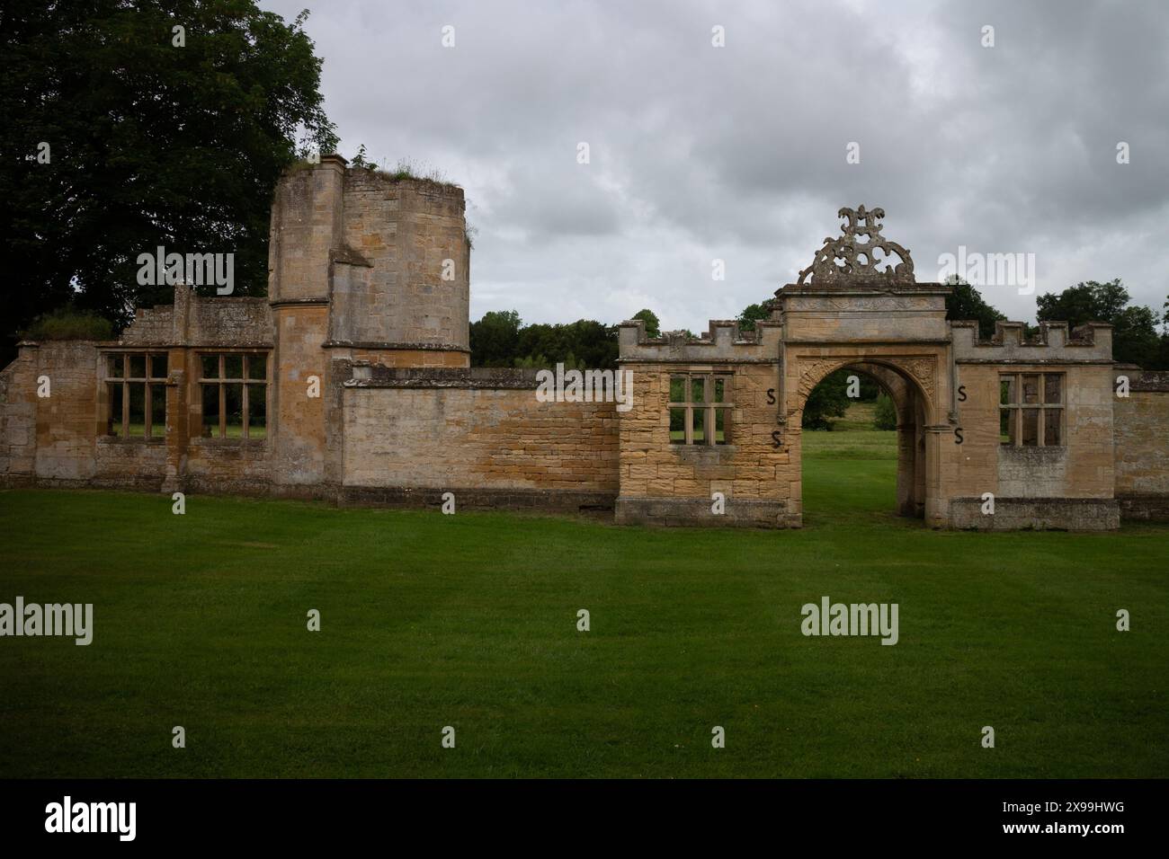 Gateway-Ruinen, Toddington Manor, Gloucestershire, England, UK Stockfoto