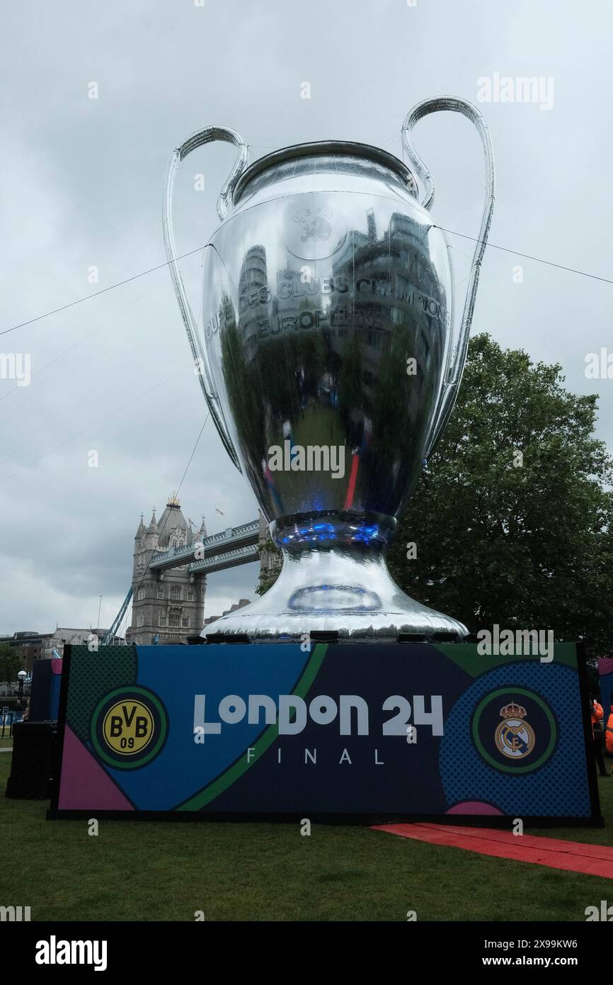 London, England, Großbritannien. 30. Mai 2024. London veranstaltet das UEFA Champions Festival im Potters Fields Park, wo das Finale der UEFA Champions League in Wembley gefeiert wird. Das Festival bietet eine riesige aufblasbare UEFA Champions League-Trophäe und eine Vielzahl von Fußballaktivitäten, Live-Unterhaltung sowie Speisen und Getränke für Familien und Fans gleichermaßen. Die Veranstaltung ist Teil einer stadtweiten Feier an fünf legendären Orten, die Londons pulsierende Kultur und Leidenschaft für Fußball unterstreicht. (Kreditbild: © Joao Daniel Pereira/ZUMA Press Wire) NUR REDAKTIONELLE VERWENDUNG! Nicht für kommerzielle Zwecke Stockfoto