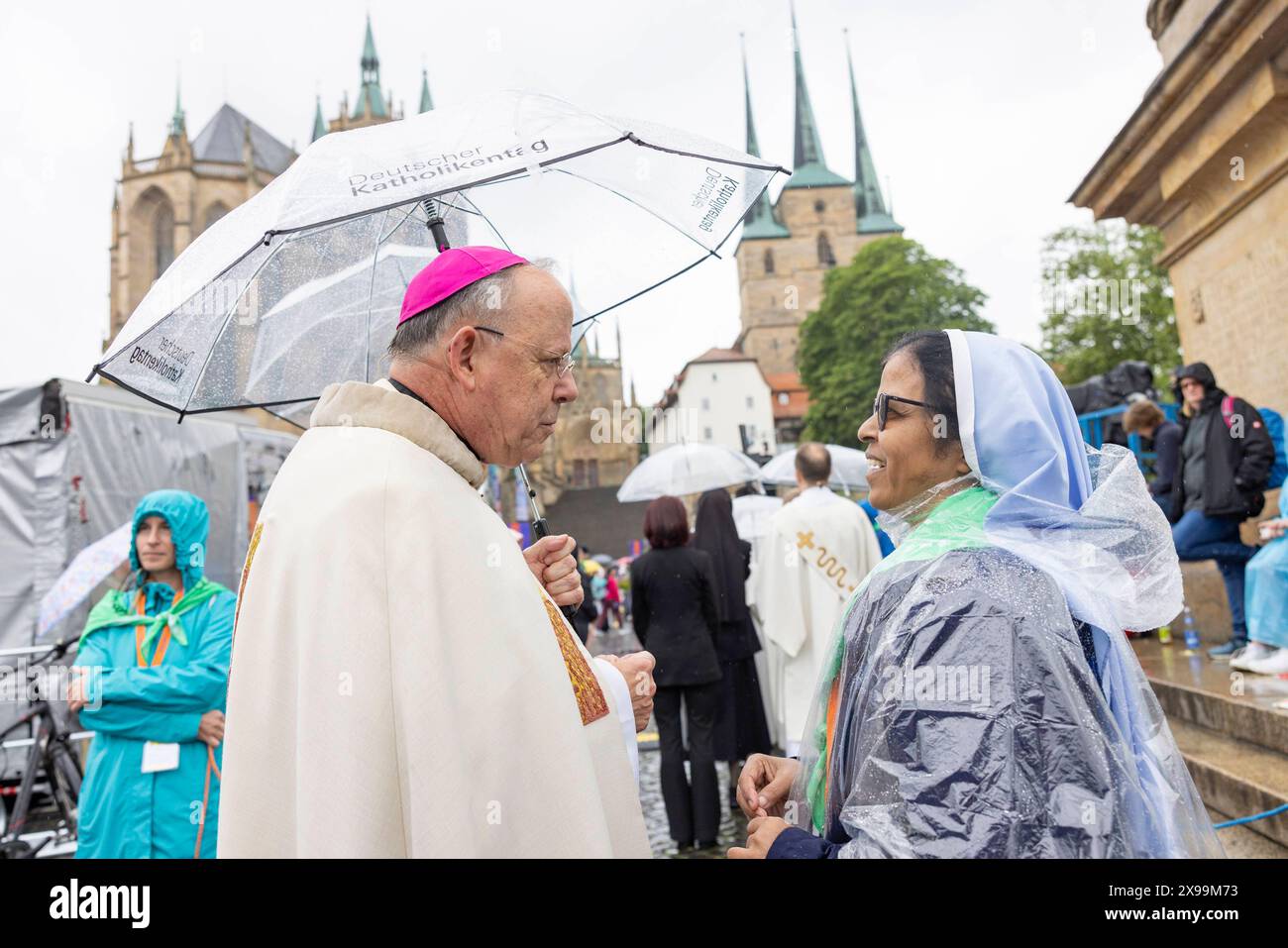 Wortgottesdienst zum Hochfest Fronleichnam mit Bischof Ulrich Neymeyr am 30.05.2024 waehrend des Katholikentags in Erfurt Foto vom 30.05.2024. 103. Deutscher Katholikentag, der vom ZdK veranstaltet wird, ist der erste in einem ostdeutschen Bundesland nach dem 100. Deutscher Katholikentag in Leipzig 2016. Bis Sonntag werden rund 20,000 aktiv teilnehmende erwartet. Der Katholikentag steht unter dem Leitwort Zukunft hat der Mensch des Friedens aus Psalm 37. Siehe epd-Meldung vom 30.05.2024 NUR REDAKTIONELLE VERWENDUNG *** Wortgebet zum Fronleichnamsfest mit Bischof Ulrich Neymeyr Stockfoto