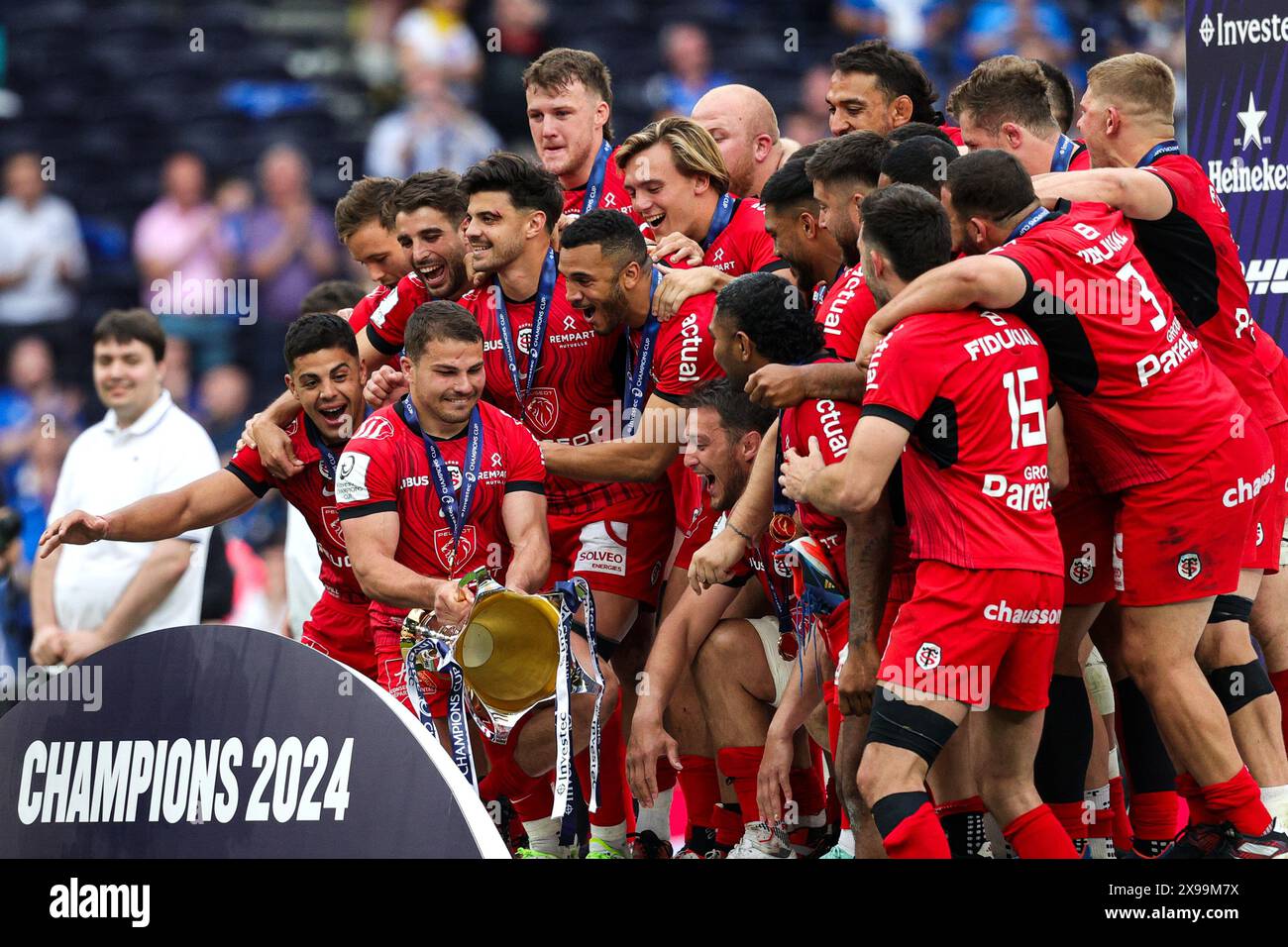 London, England. Mai 2024. Stade Toulousain feiert mit der Trophäe das Finale des Investec Champions Cup zwischen Leinster und Stade Toulousain in Stockfoto