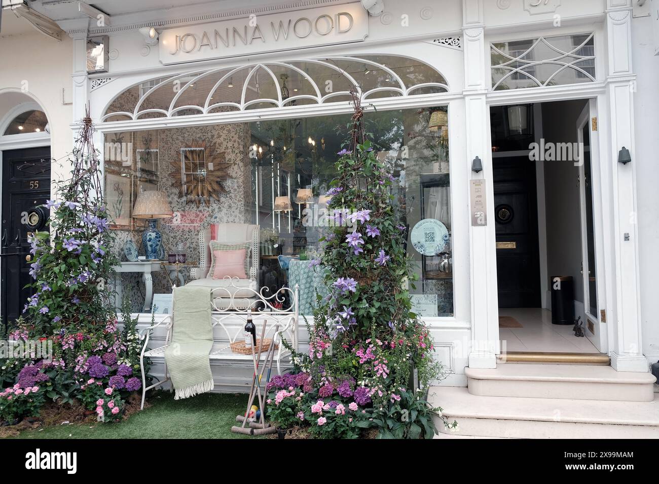 Shopfronts in und um Chelsea, die während der jährlichen Chelsea Flower Show mit Blumen geschmückt sind Stockfoto