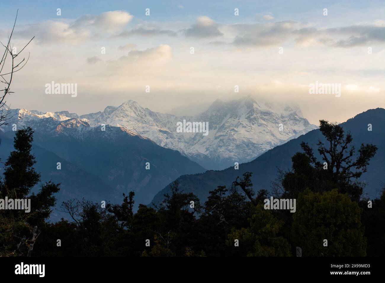 Nanda devi Berg mit Schnee und Nebel Stockfoto