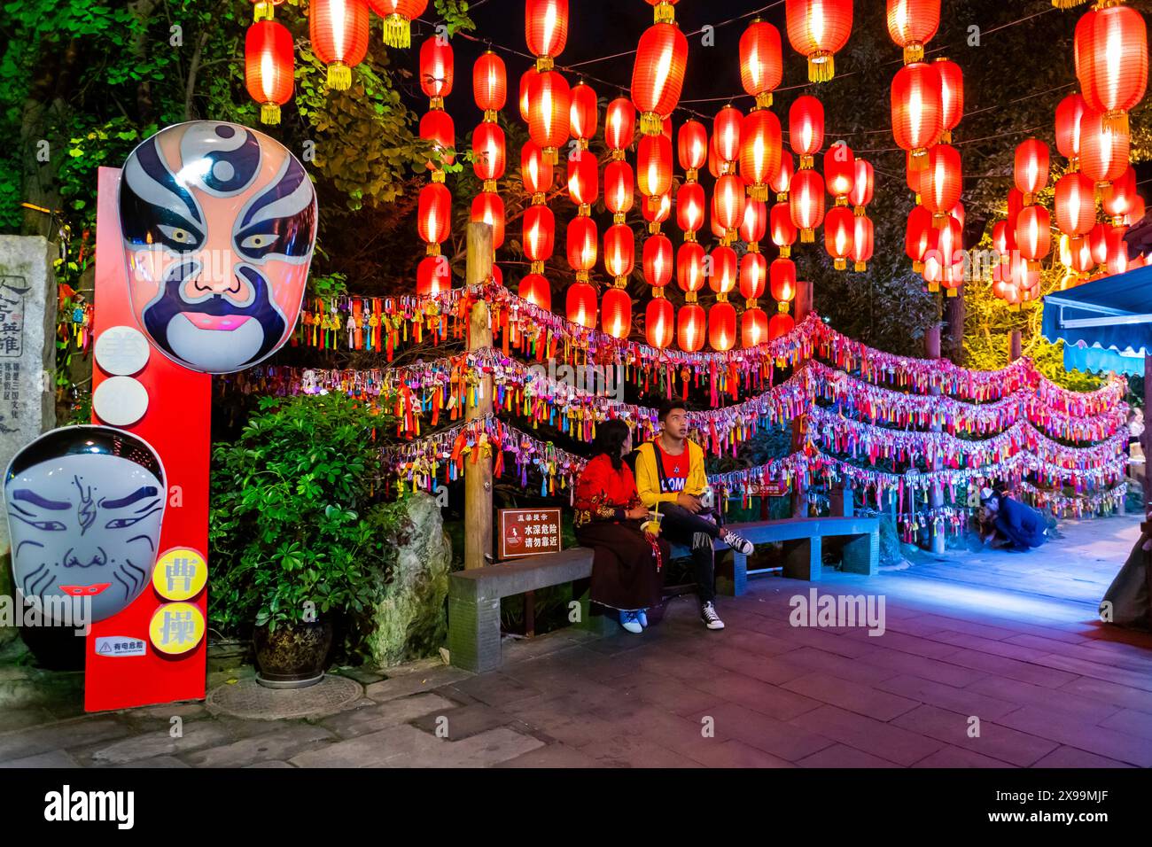 Chengdu, China, Sichuan, Chinesische Touristen Besuchen Das Historische Zentrum Der Altstadt, Nacht, Lichter, Chinesische Laternen, Traditionelle Masken, Deko Stockfoto