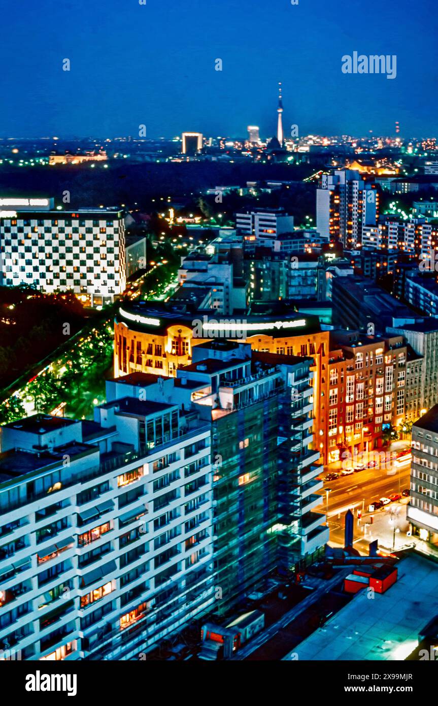 Berlin, Deutschland, Hochwinkel, Stadtbild bei Nacht, Blick von Westen nach Osten, Vintage, 1990er Jahre Stockfoto