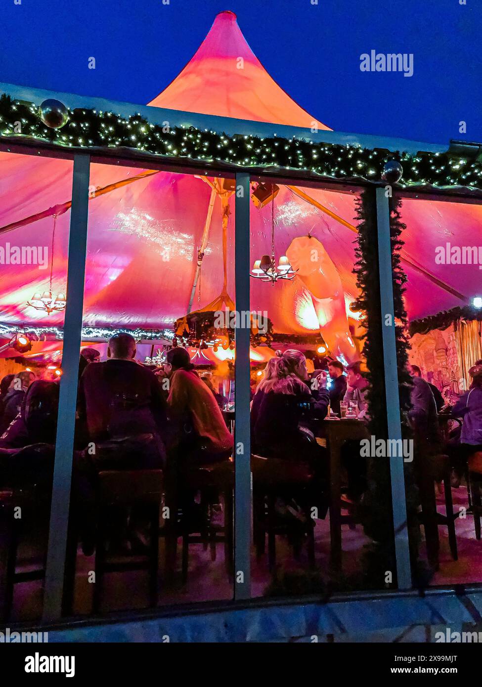 Berlin, Deutschland, Menschenmassen, Touristen, Genießen Das Teilen Von Getränken, Weihnachtsszenen im Gendarmenmarkt, öffentliche Veranstaltungen, Stadtplatz, Center City, Nacht Stockfoto