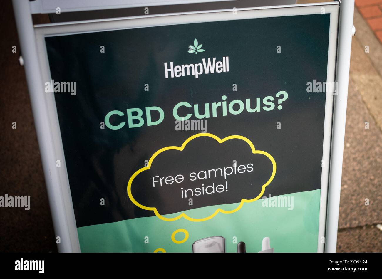 Ein Schild vor einem Geschäft, das CBD oder Produkte aus Cannabis und kostenlosen Proben in Brighton, East Sussex, Großbritannien, angibt Stockfoto