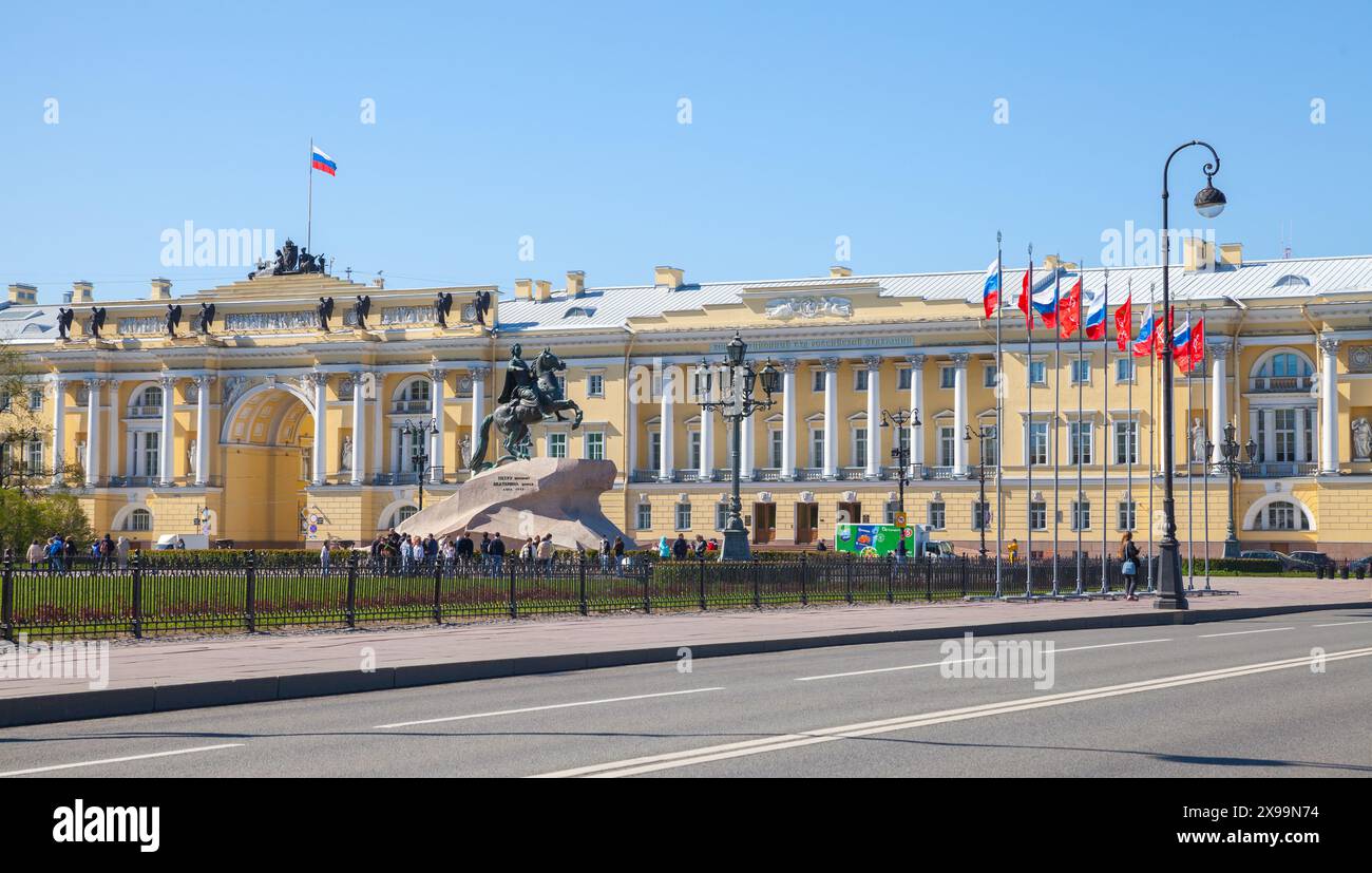 Sankt Petersburg, Russland - 21. Mai 2022: Panoramablick auf den Senatsplatz, Touristen befinden sich in der Nähe des bronzenen Reiters, einer Reiterstatue von Peter dem Großen Stockfoto