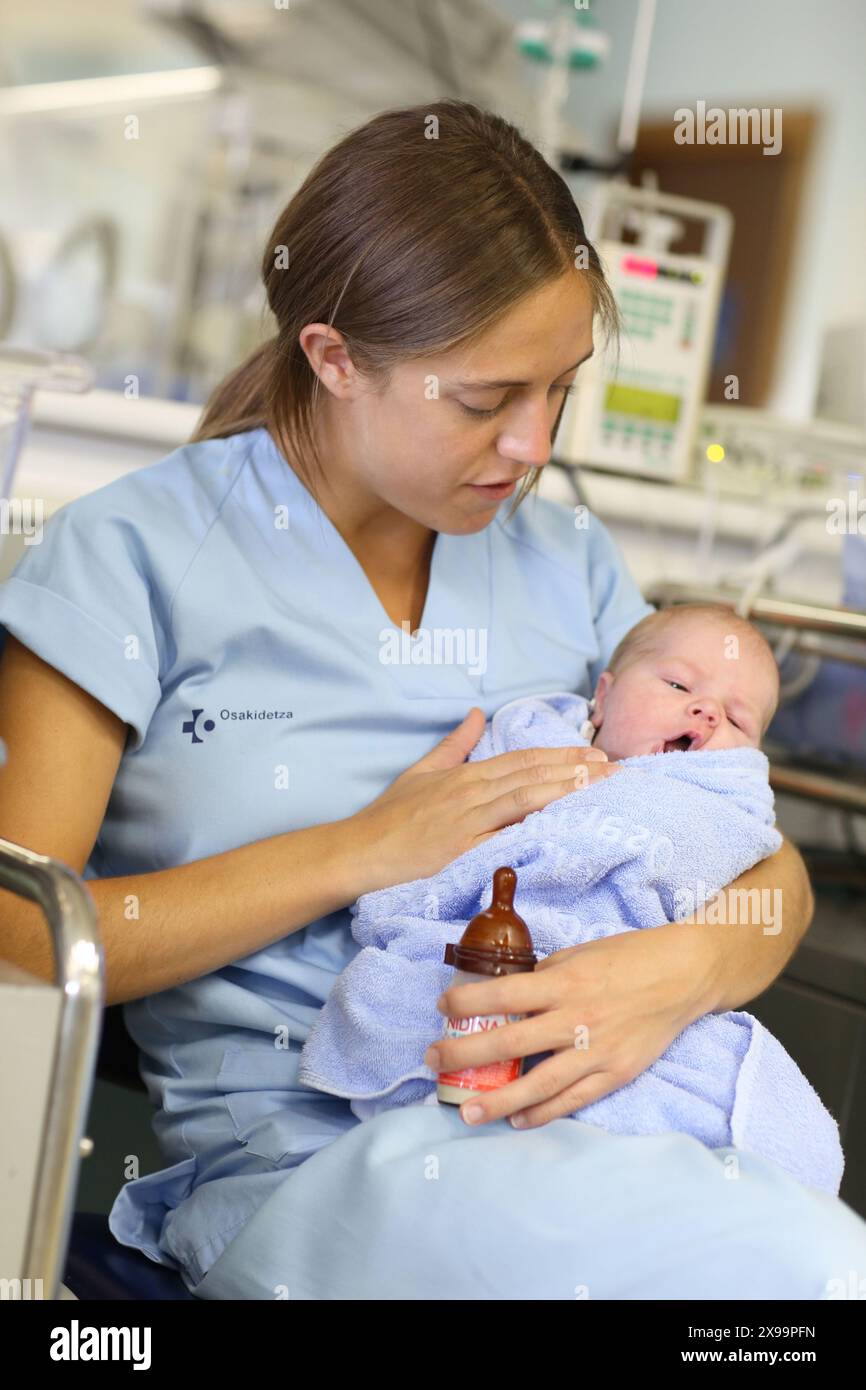 Pflegepersonal, Neugeborene-Intensivstation, Donostia Hospital, San Sebastian, Donostia, Gipuzkoa, Baskenland, Spanien. Stockfoto