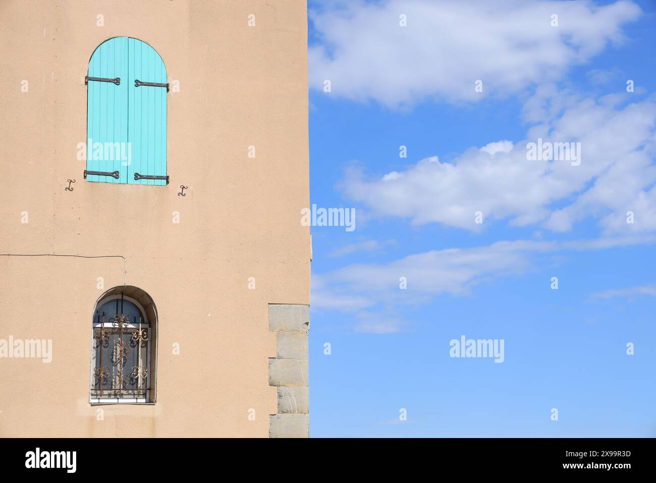 Außenansicht des Hauses im mediterranen Dorf Collioure, Frankreich, mit türkisfarbenen Holzfenstern Stockfoto