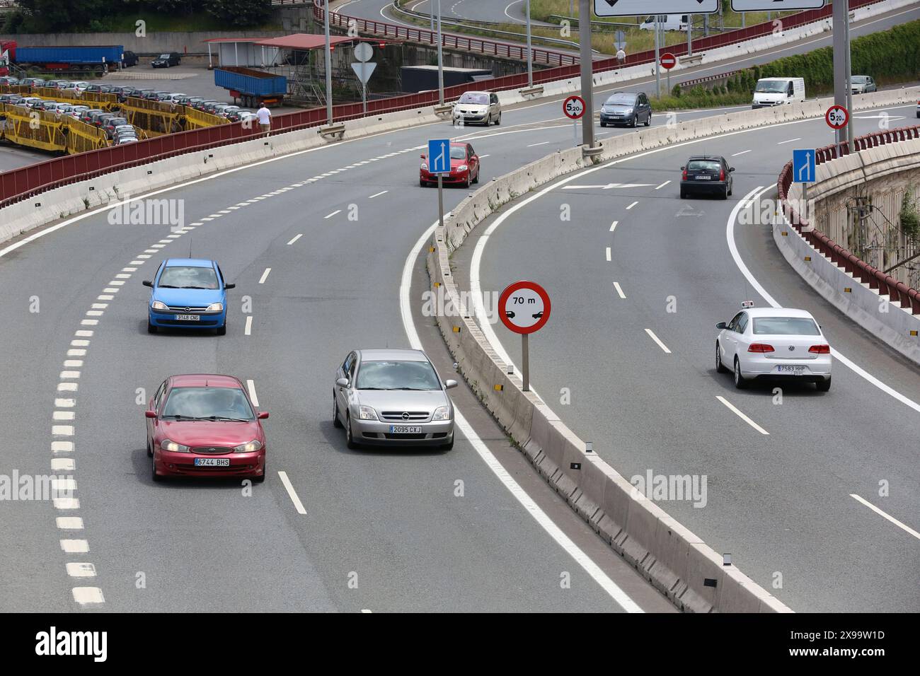 Auto- und Lkw-Verkehr auf der Autobahn, Gipuzkoa, Baskenland, Spanien. Stockfoto
