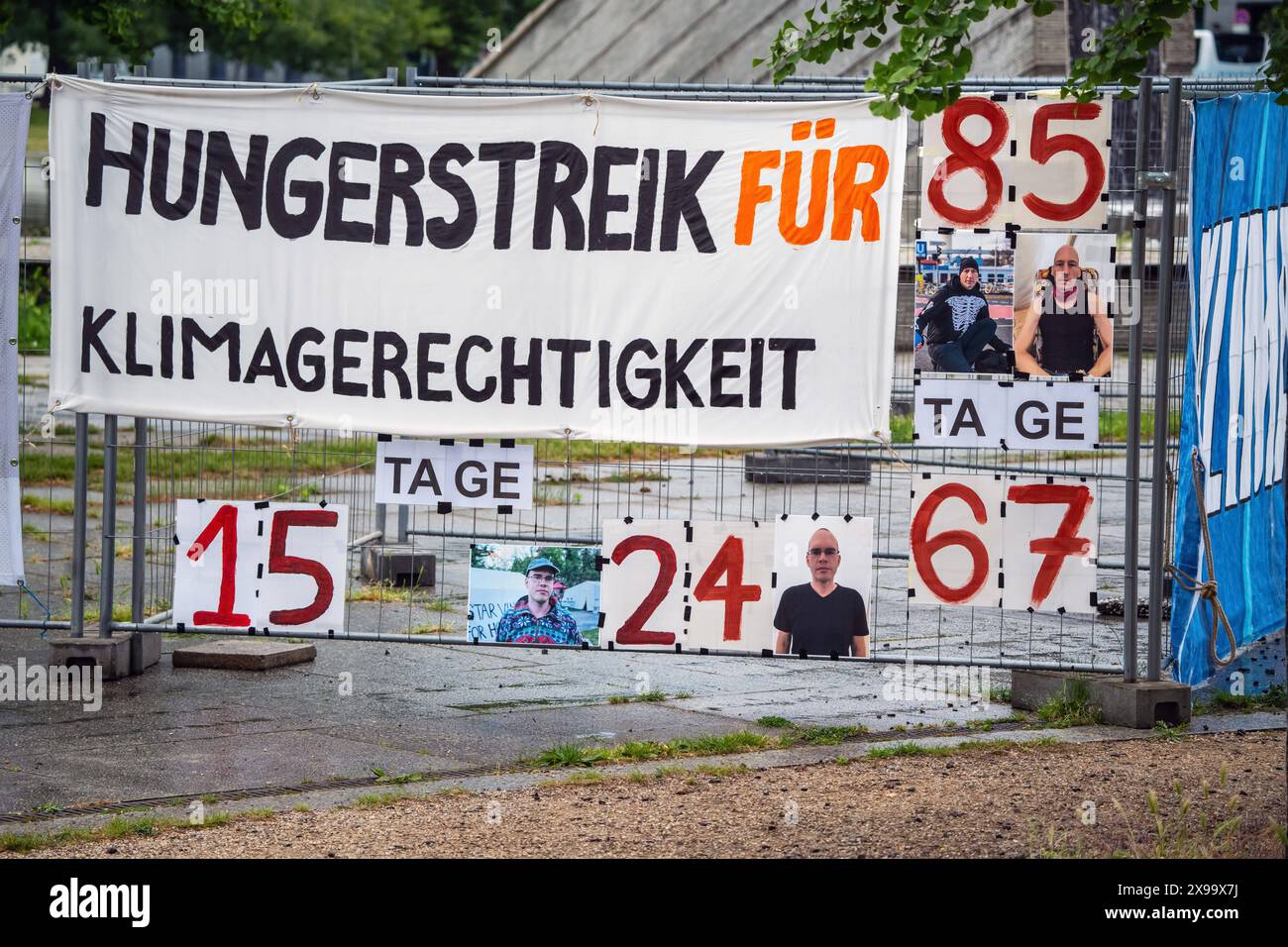 Klimaaktivist seit 85 Tagen im Hungerstreik, Zeltlager an der Invalidenstraße, Berlin, 30. Mai 2024 Deutschland, Berlin, 30. Mai 2024, Schild vor Zeltlager der Klimaaktivisten, Klimaaktivist Metzeler-Kick seit 85 Tagen im Hungerstreik, Mitstreiter haben ihren Hungerstreik vorher abgebrochen, Kampagne Hungern bis ihr ehrlich seid , fordert mit seiner Aktion Bundeskanzler Scholz auf, öffentlich einzugestehen, dass die Klimakatastrophe den Fortbestand der Zivilisation gefährdet und deshalb politisch sofort umgesteuert werden muss, Zeltlager der Aktivisten an der Invalidenstraße, Camp in der Nähe de Stockfoto