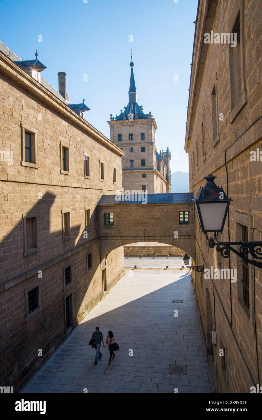 Straße, arch anf Blick auf die königliche Kloster. San Lorenzo del Escorial, Madrid, Spanien. Stockfoto