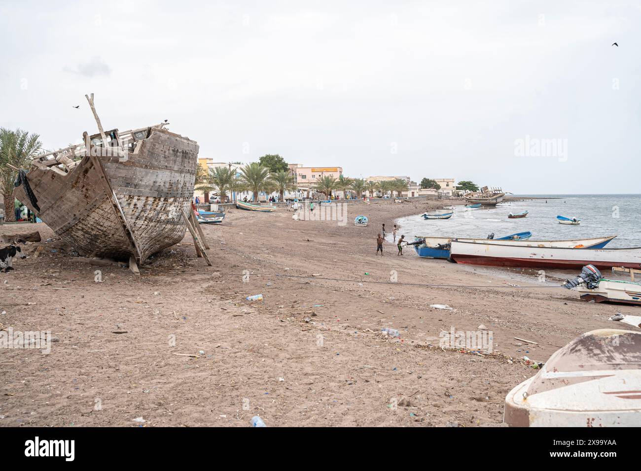 Uferpromenade von Tadjoura mit Strand, Booten und Menschen, Republik Dschibuti, Afrika Stockfoto