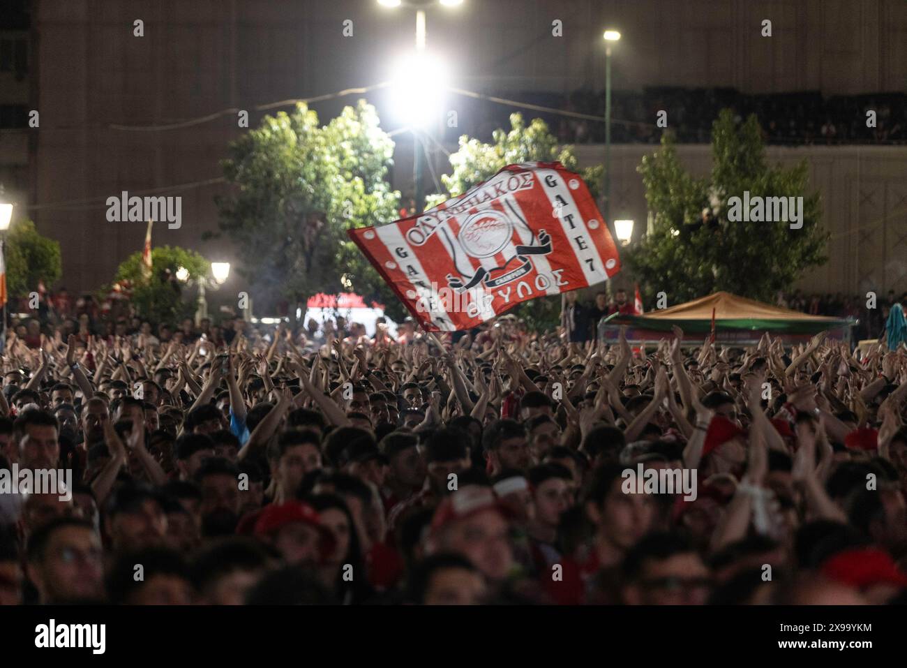 Athen. Mai 2024. Fans von Olympiacos sehen sich am 29. Mai 2024 in Piräus, Griechenland, das Finale der UEFA Europa Conference League zwischen Olympiacos und Fiorentina aus Italien. Quelle: Lefteris Partsalis/Xinhua/Alamy Live News Stockfoto