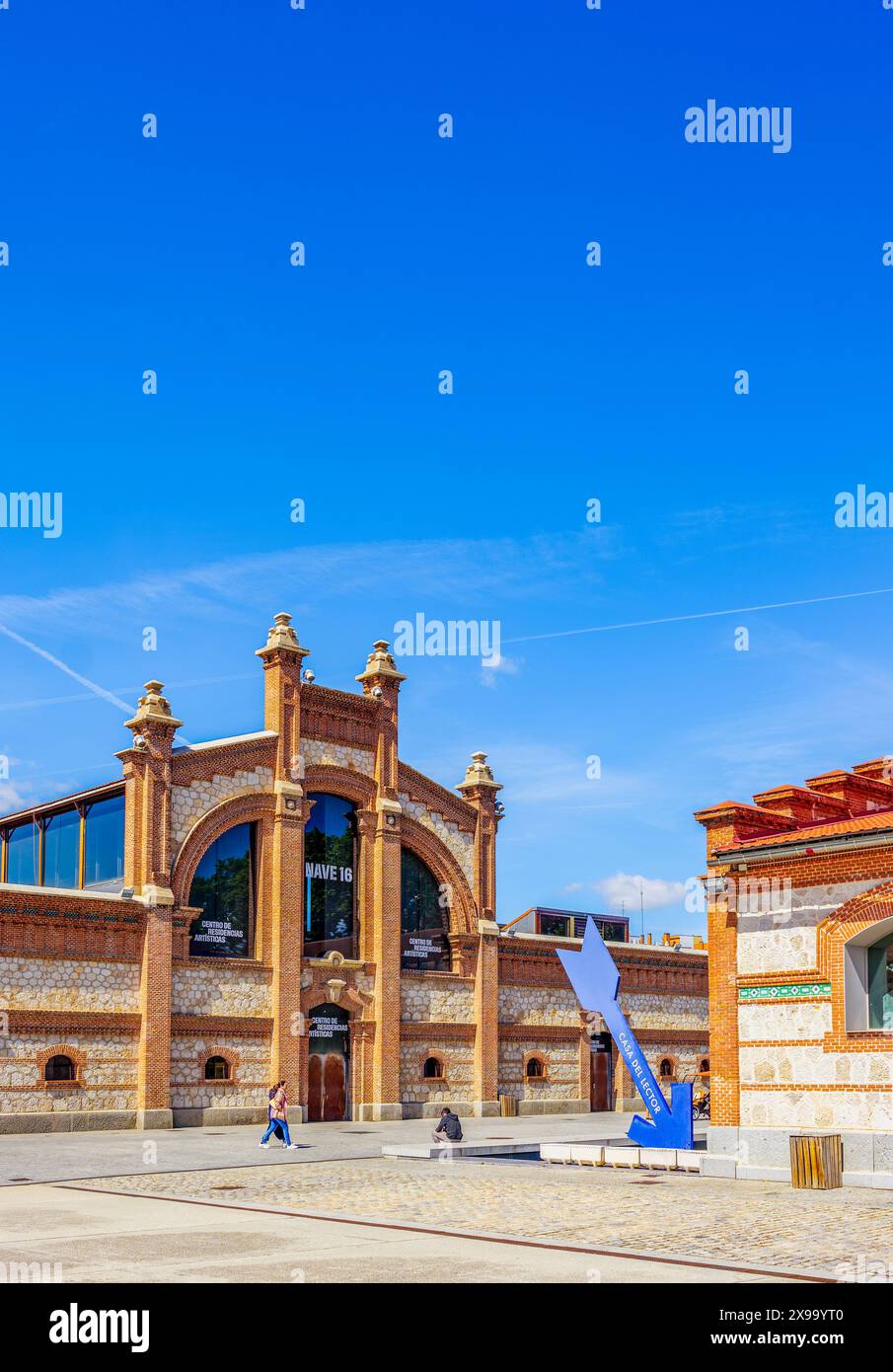 Matadero-Gebäude in Madrid mit industrieller Architektur. Stockfoto