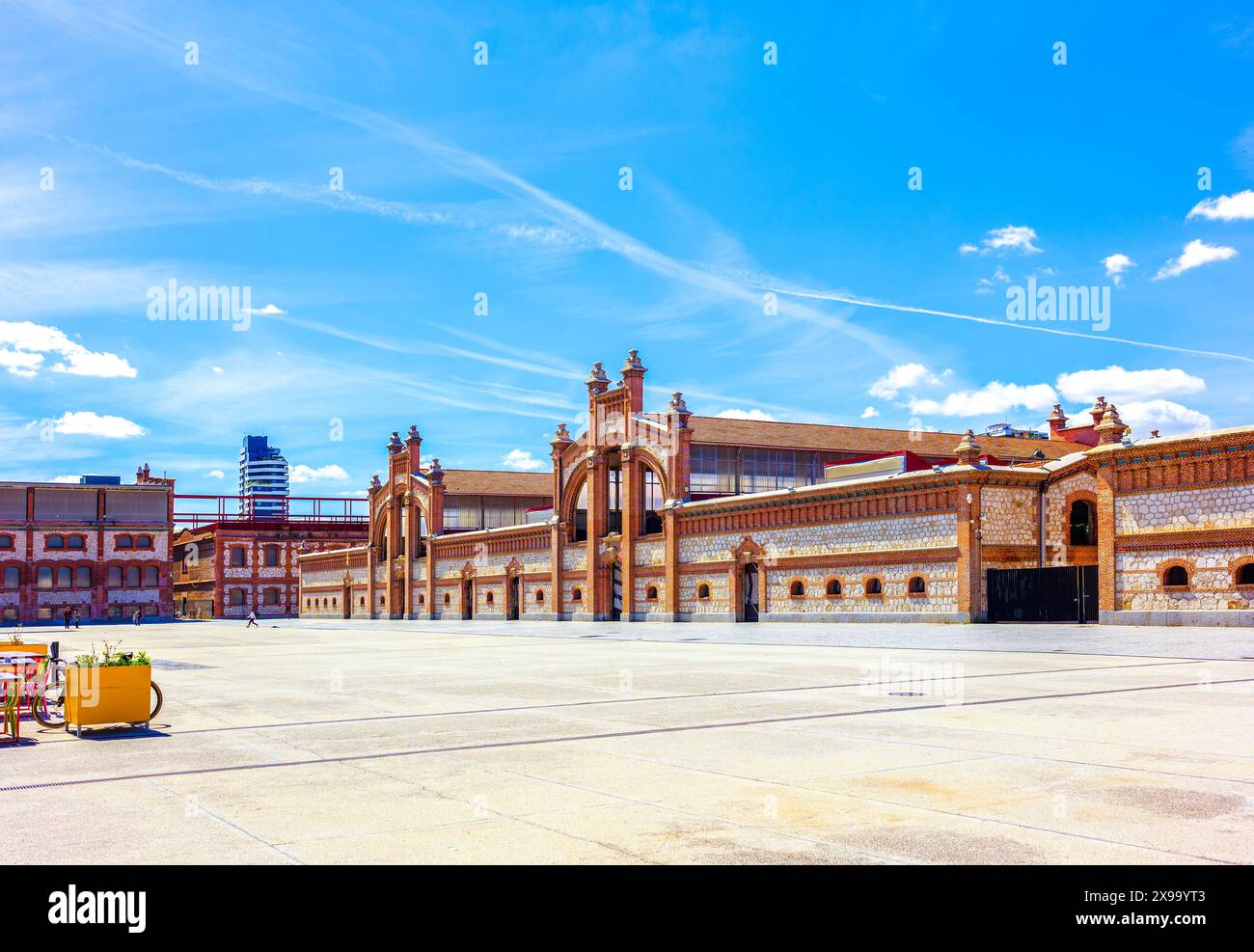 Matadero-Gebäude in Madrid mit industrieller Architektur. Stockfoto